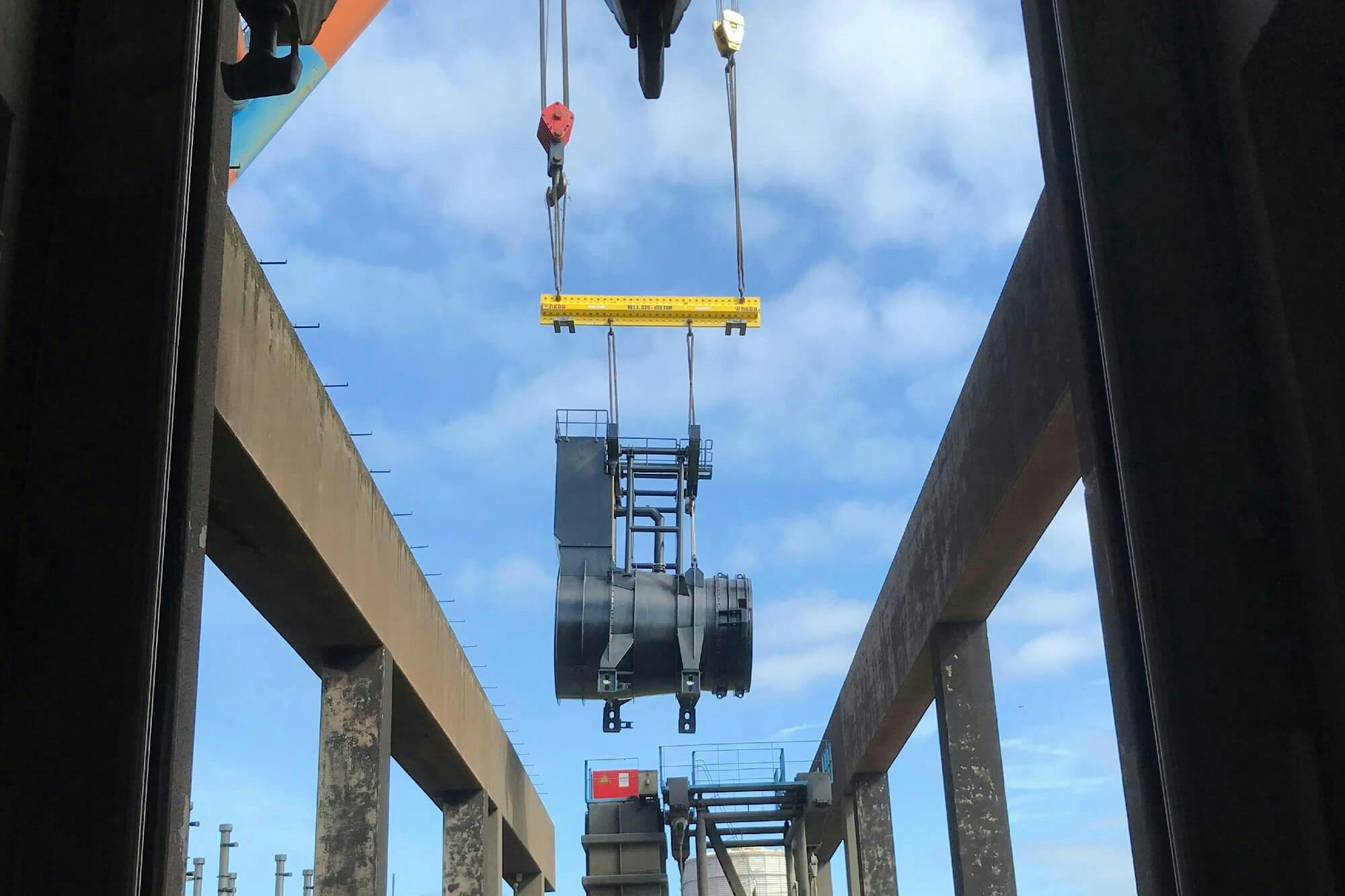 In 2021 moest nog een kapotte pomp van het gemaal bij IJmuiden in allerijl worden vervangen. Foto: Rijkswaterstaat