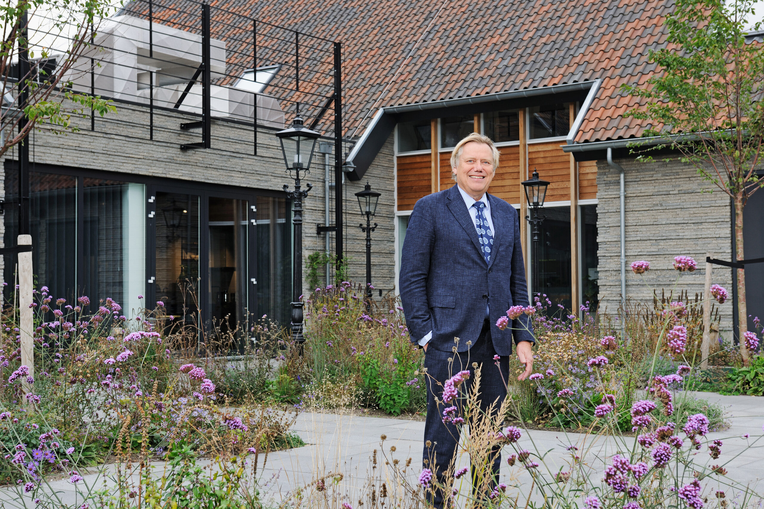 Herman Reinten voor 'De Boerderij', het hoofdkantoor van ReintenInfra. Foto: ReintenInfra