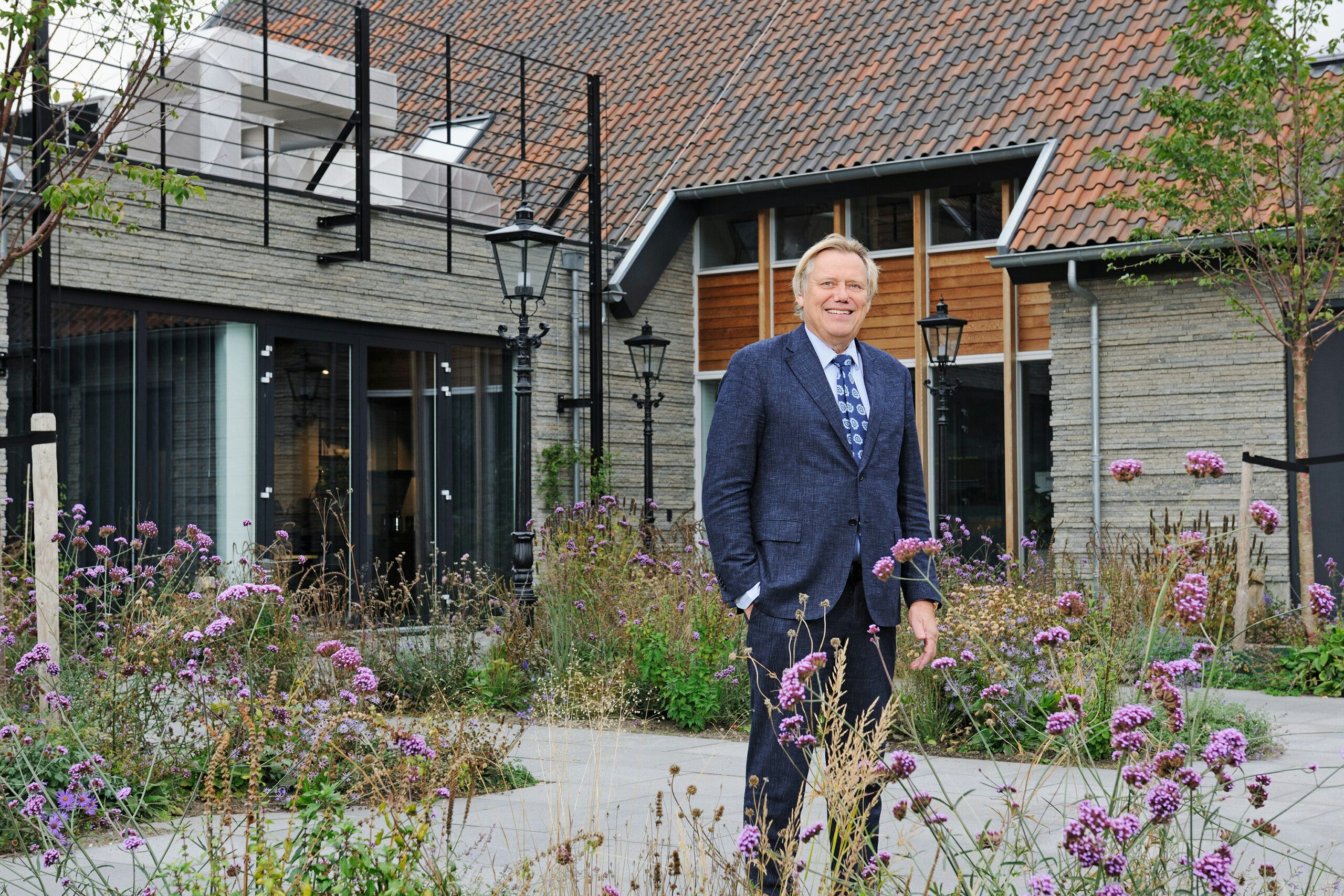 Herman Reinten voor 'De Boerderij', het hoofdkantoor van ReintenInfra. Foto: ReintenInfra