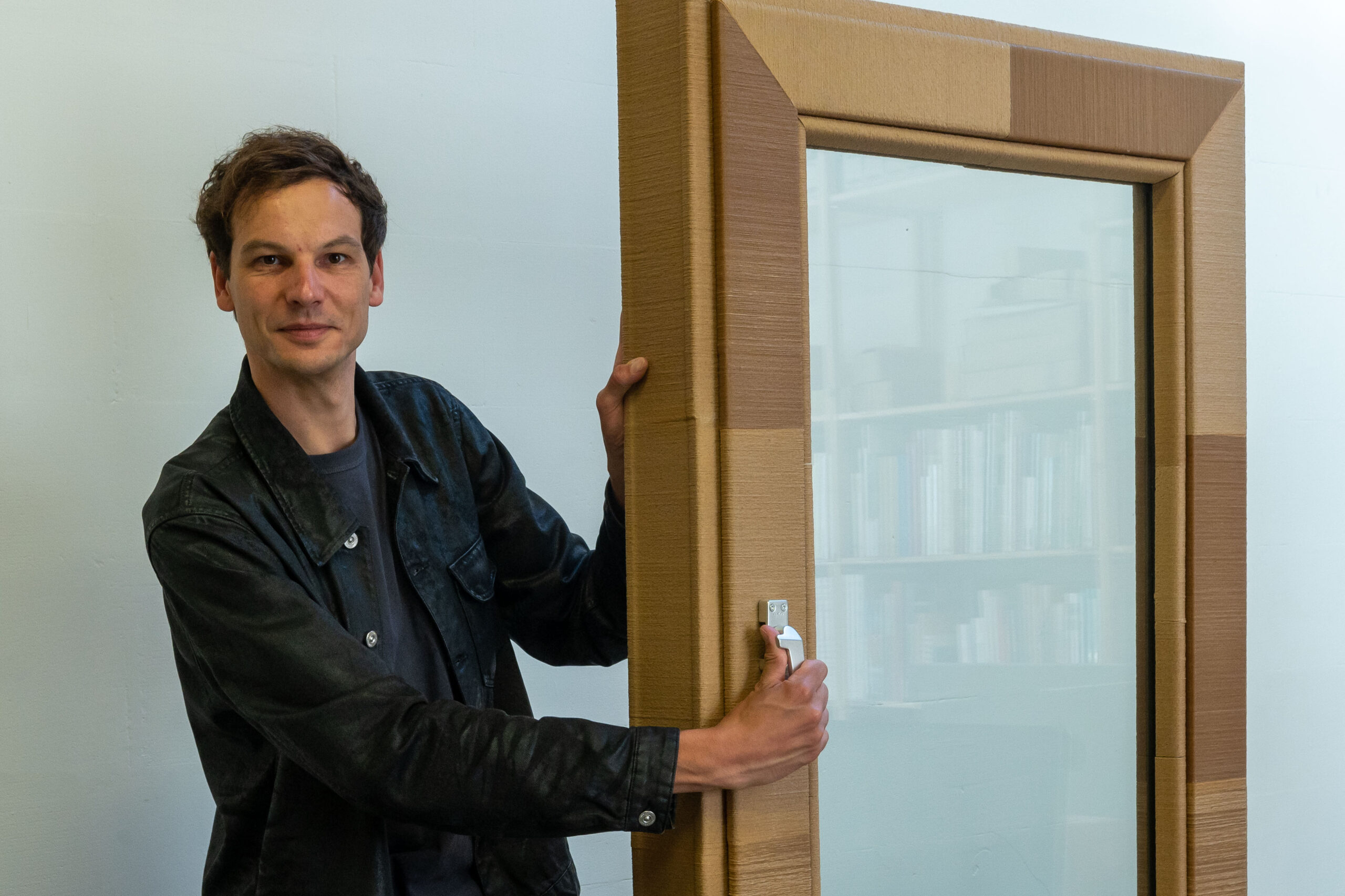 David Schmidt met een raamkozijn van hennep. Foto: Ronald Bakker 