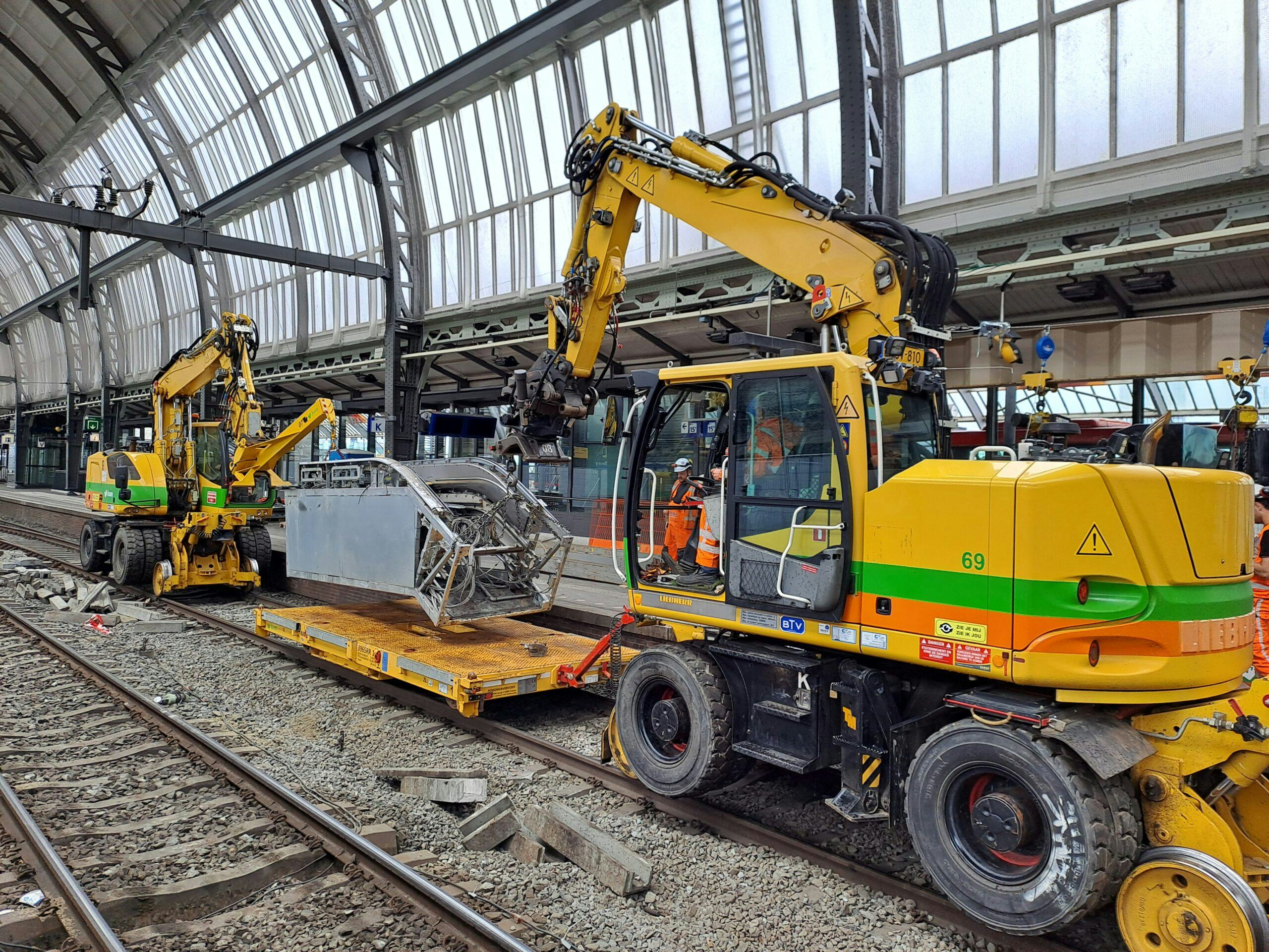 Ter voorbereiding van de renovatie zijn de roltrappen naar de perrons op het IJ-viaduct alvast weggehaald. Foto: BAM Infra Nederland.