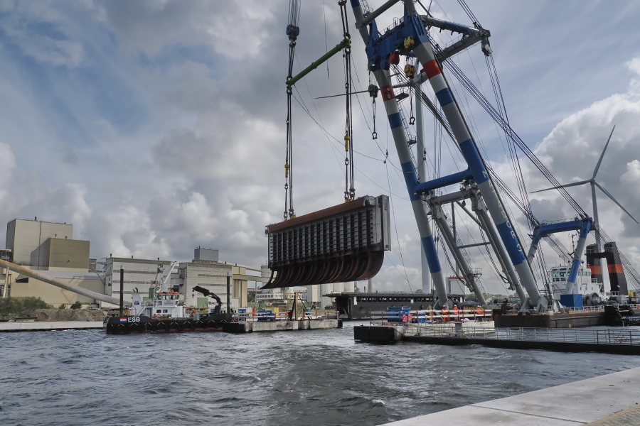 Met kraanschip Matador 3 werden vorige week vijf   betonnen schotten van de Zoutdam op hun plek gehesen. Foto: Rijkswaterstaat / Ko van Leeuwen