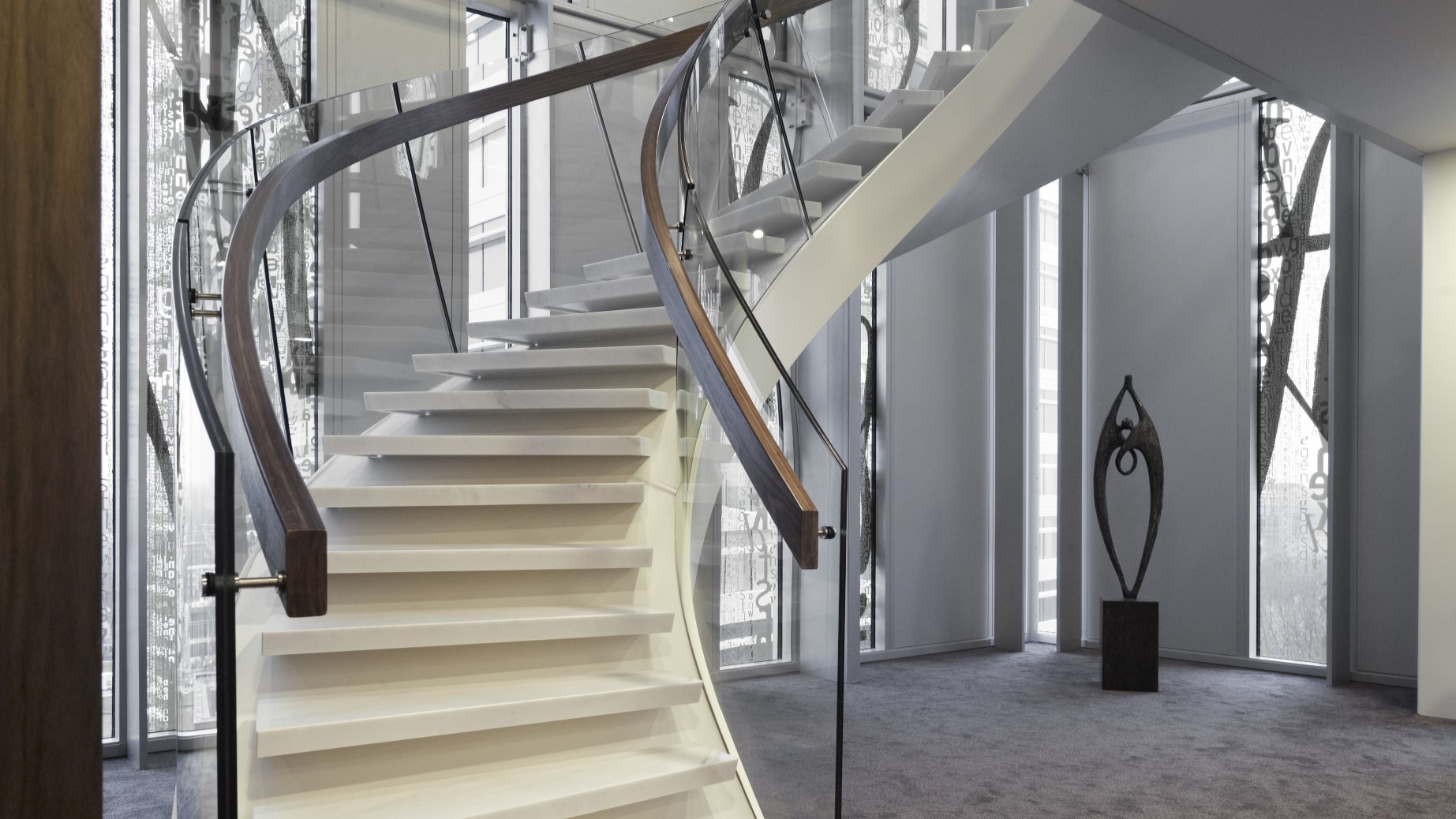 De met natuursteen beklede trap in het Amsterdamse hoofdkantoor van De Brauw Blackstone Westbroek.  Foto: EeStairs