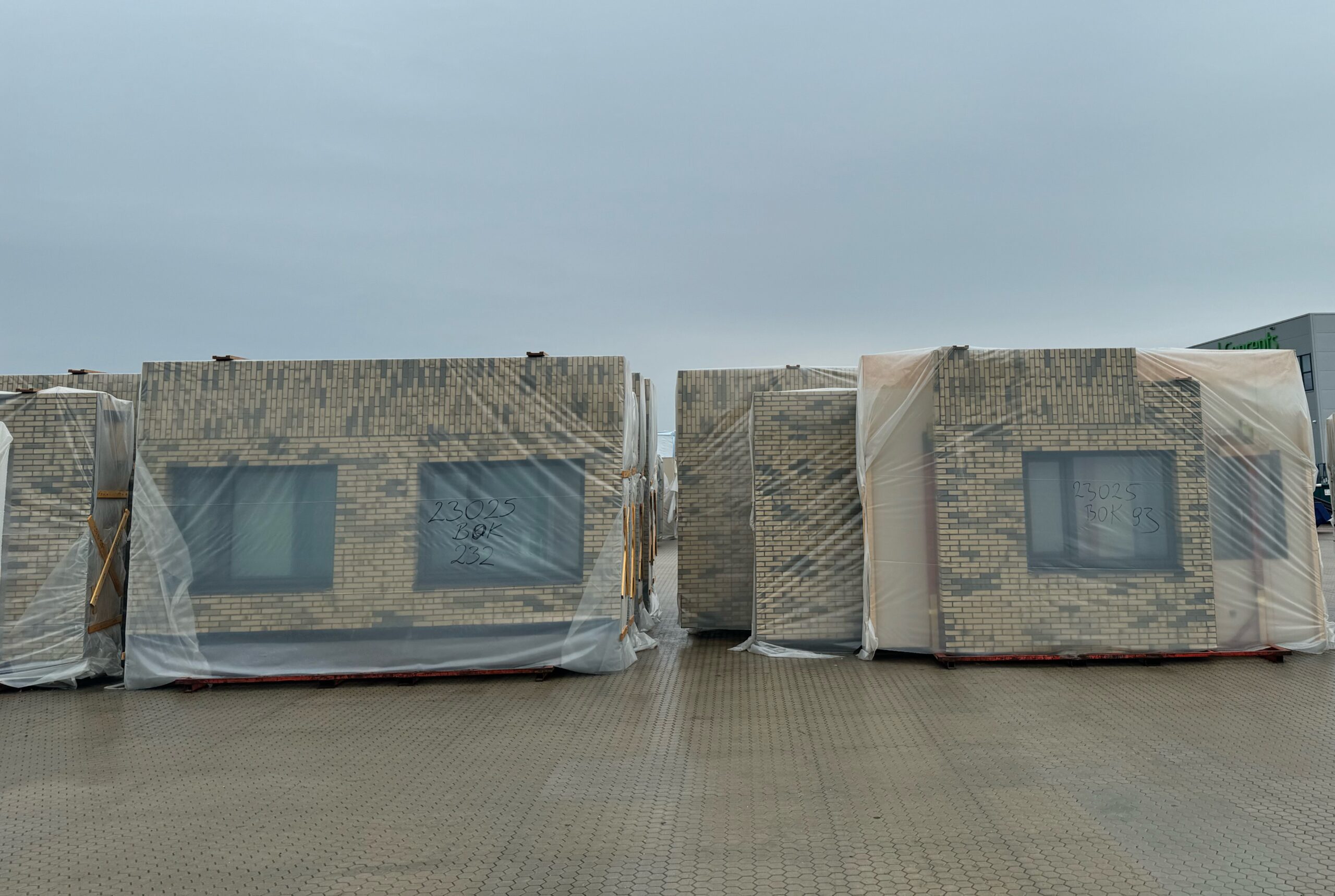 Ingepakte gevels bij woningfabriek BAM in Oudkarspel. Foto: Cobouw