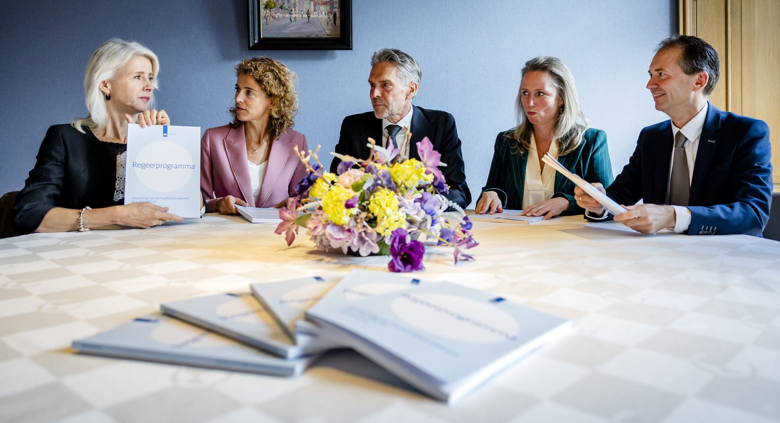 Mona Keijzer (BBB), Sophie Hermans (VVD), minister-president Dick Schoof, Fleur Agema (PVV) en Eddy van Hijum (NSC) met het regeerprogramma van hun kabinet. Foto: ANP