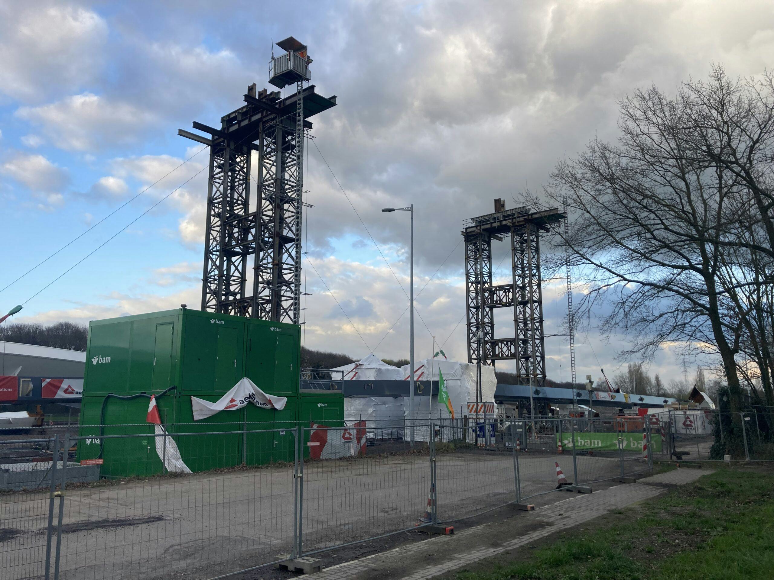 Maandenlang was de situatie op de bouwplaats aan het Twentekanaal 'bevroren' voor het technisch onderzoek. Foto: Cobouw.