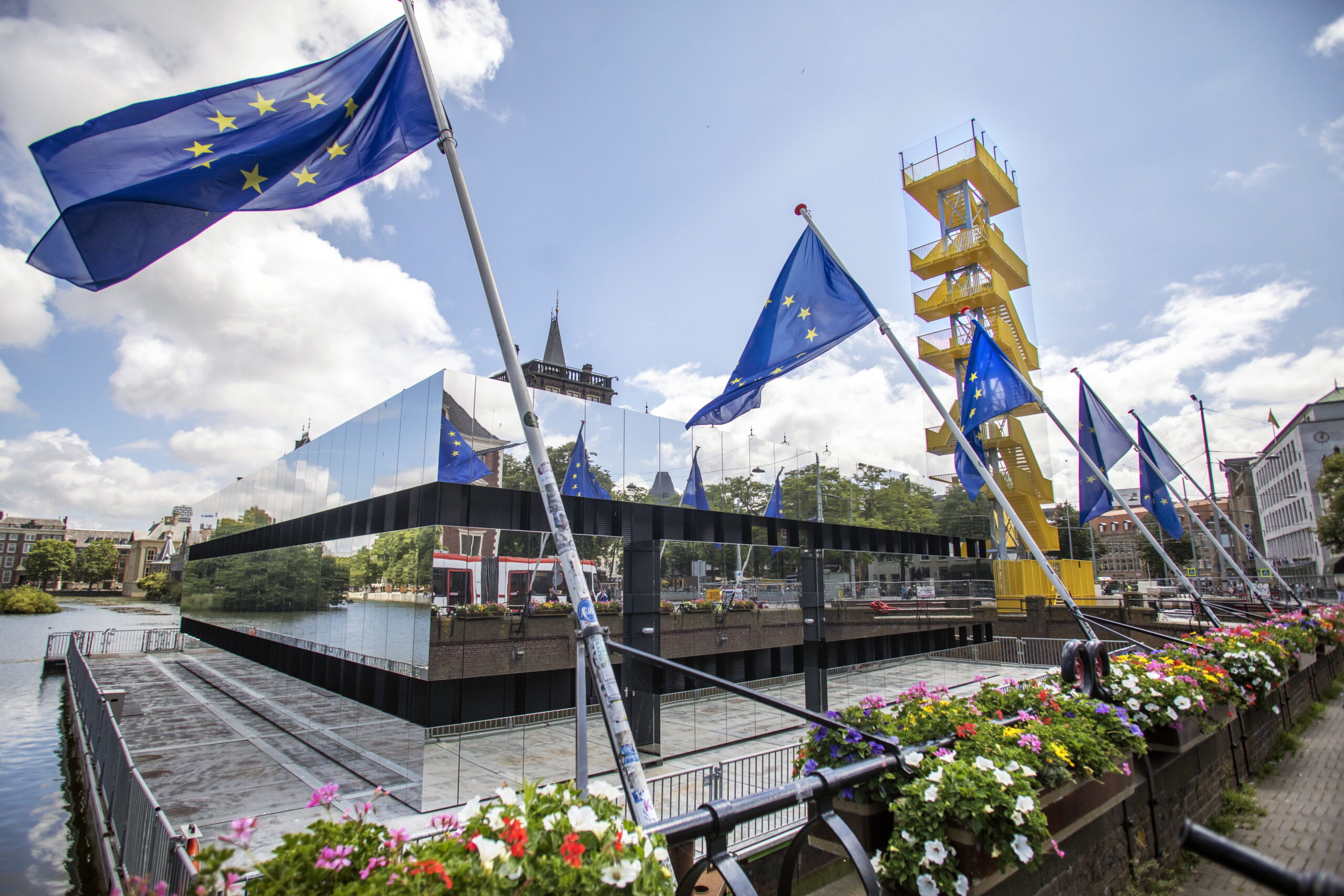De drijvende bouwkeet in de Hofvijver moet misschien een stukje opschuiven voor het droogleggen van een strook langs de gebouwen van de Eerste Kamer. Foto: Suzanne van de Kerk