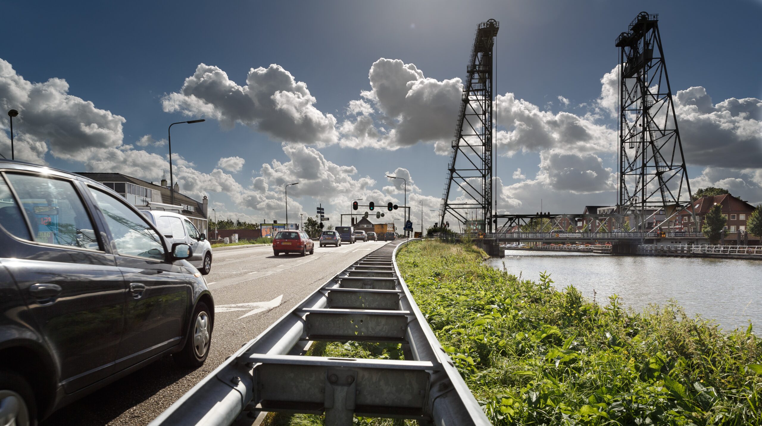 Het dagelijks beheer en onderhoud ontfermt zich over tientallen sluizen en bruggen, zoals deze hefbrug over de Gouwe. Foto: Provincie Zuid-Holland