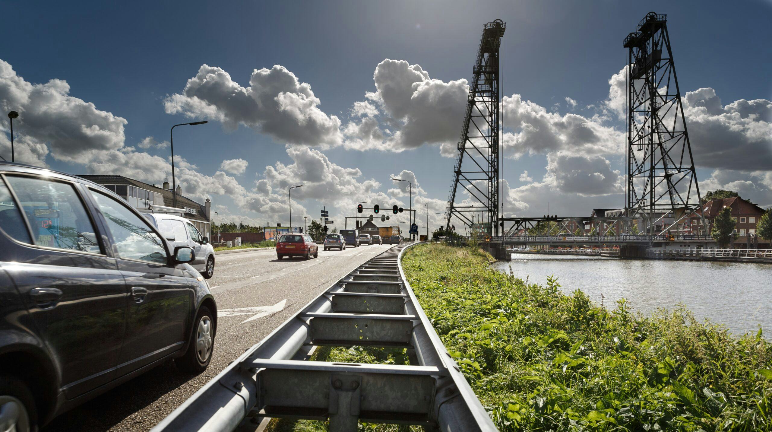 Het dagelijks beheer en onderhoud ontfermt zich over tientallen sluizen en bruggen, zoals deze hefbrug over de Gouwe. Foto: Provincie Zuid-Holland