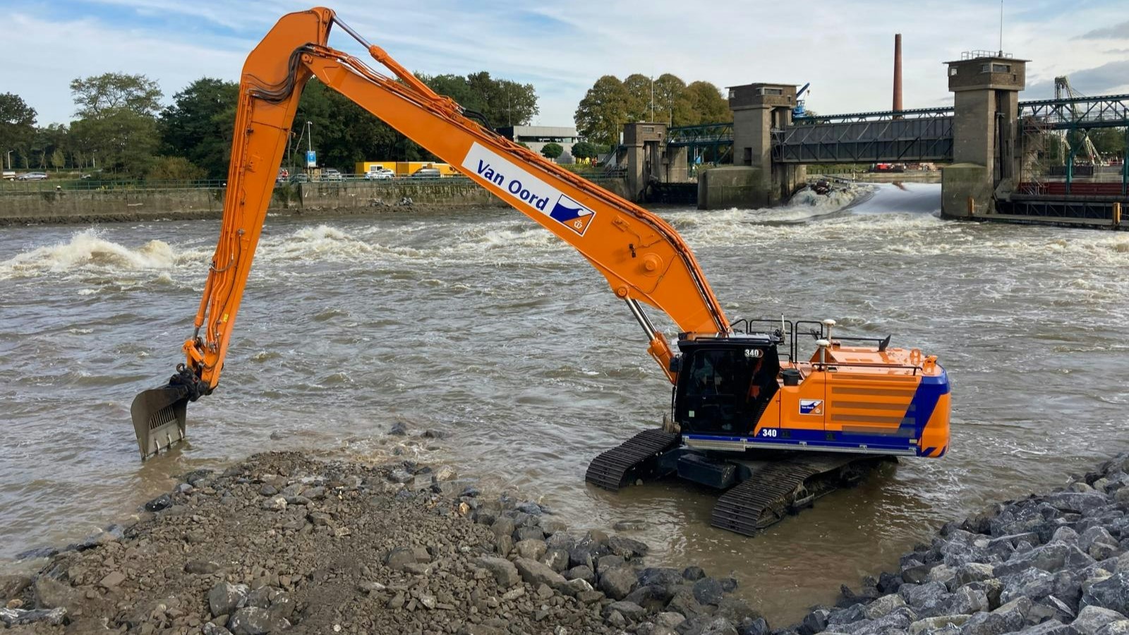 De aanleg van de breuksteendam bij stuw Borgharen. Foto: Rijkswaterstaat