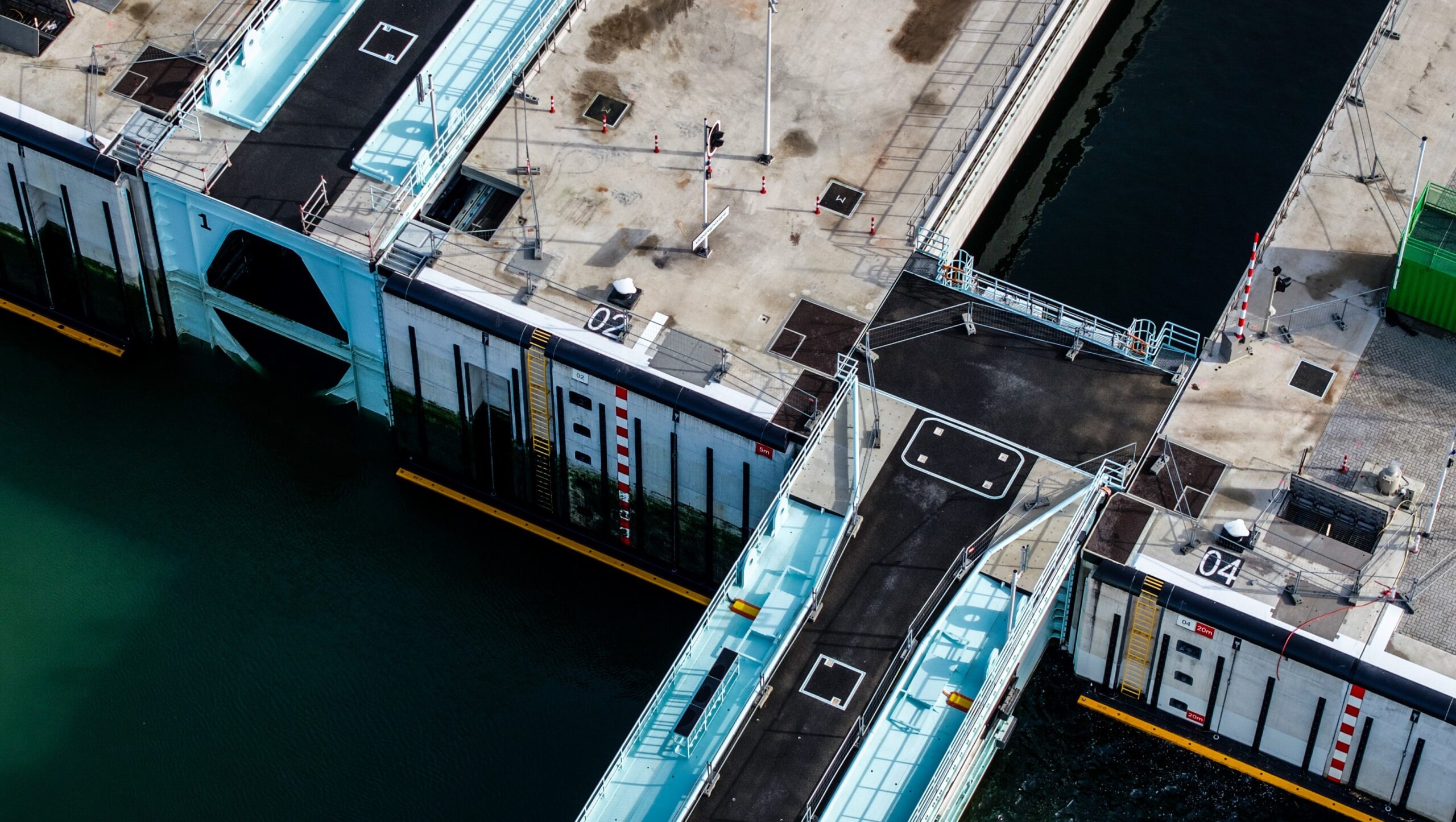 Een dronefoto van de Nieuwe Sluis bij Terneuzen in oktober 2024. Foto: ANP/Jeffrey Groenweg