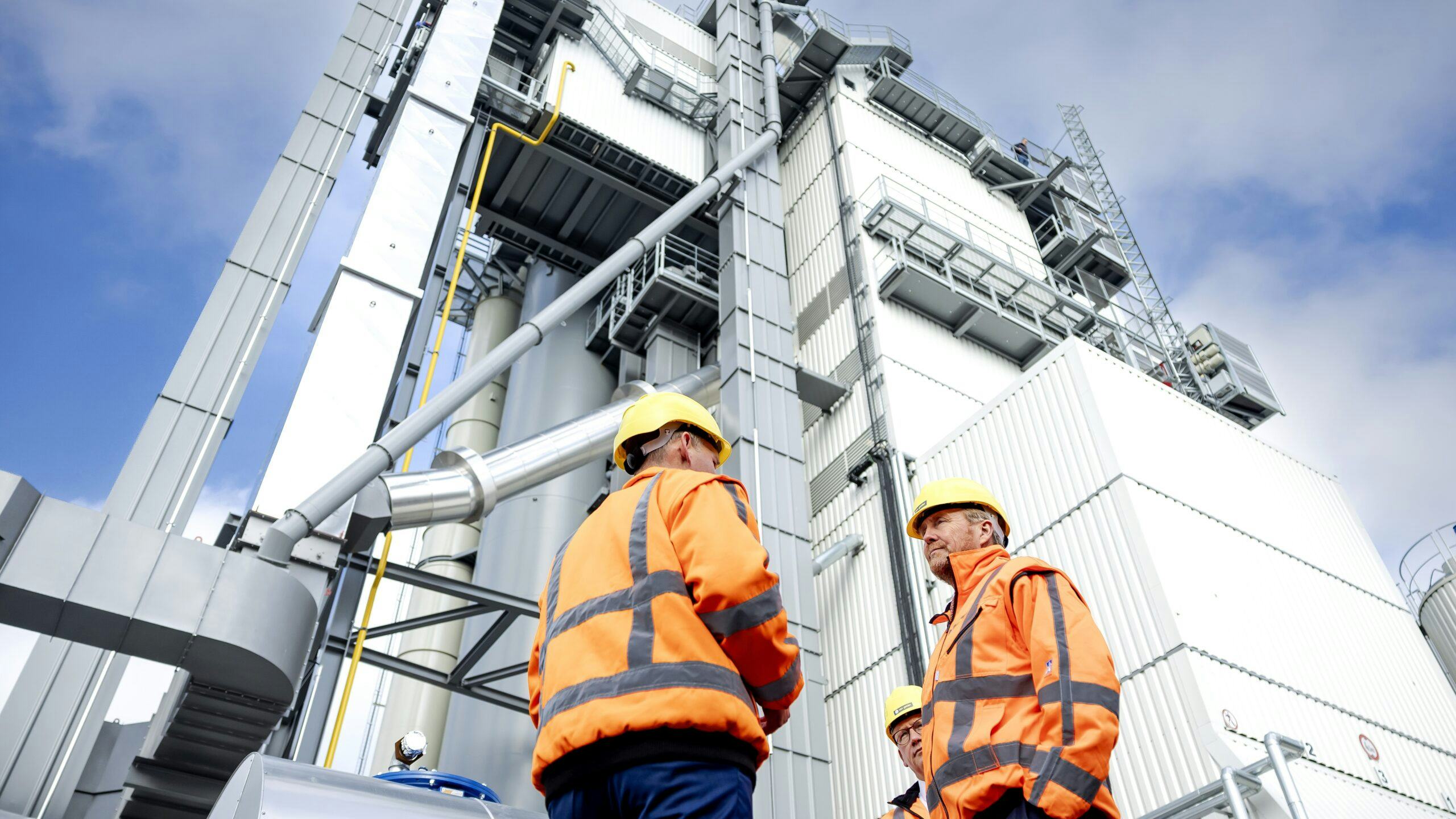Koning Willem-Alexander krijgt een rondleiding tijdens de opening van de nieuwe asfaltcentrale. Foto: ANP