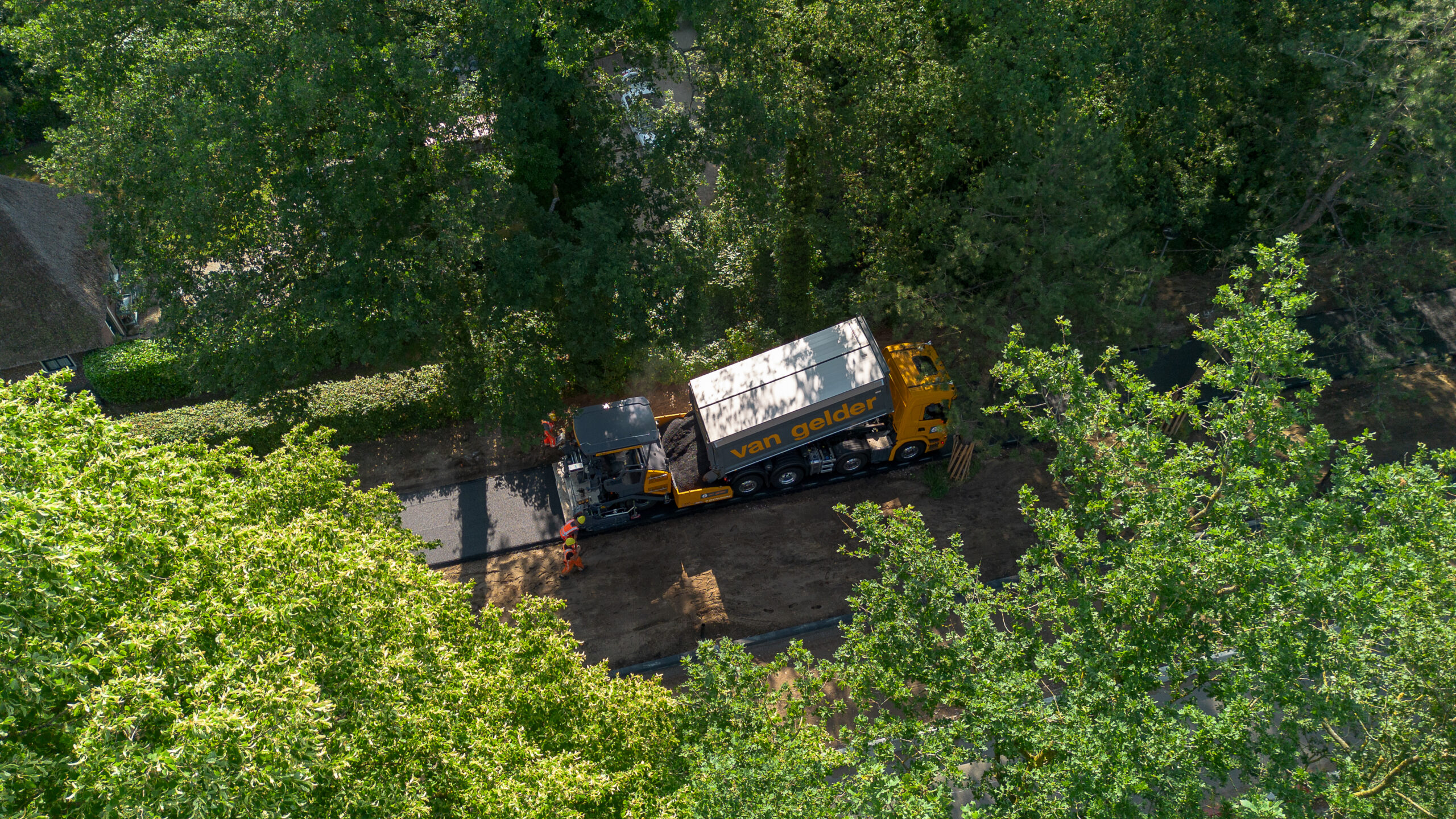 Van Gelder werkt aan de Parklaan Ede. Na jarenlange bezwaren kwam er een natuurvriendelijker ontwerp voor de nieuwe weg. Foto: Gemeente Ede