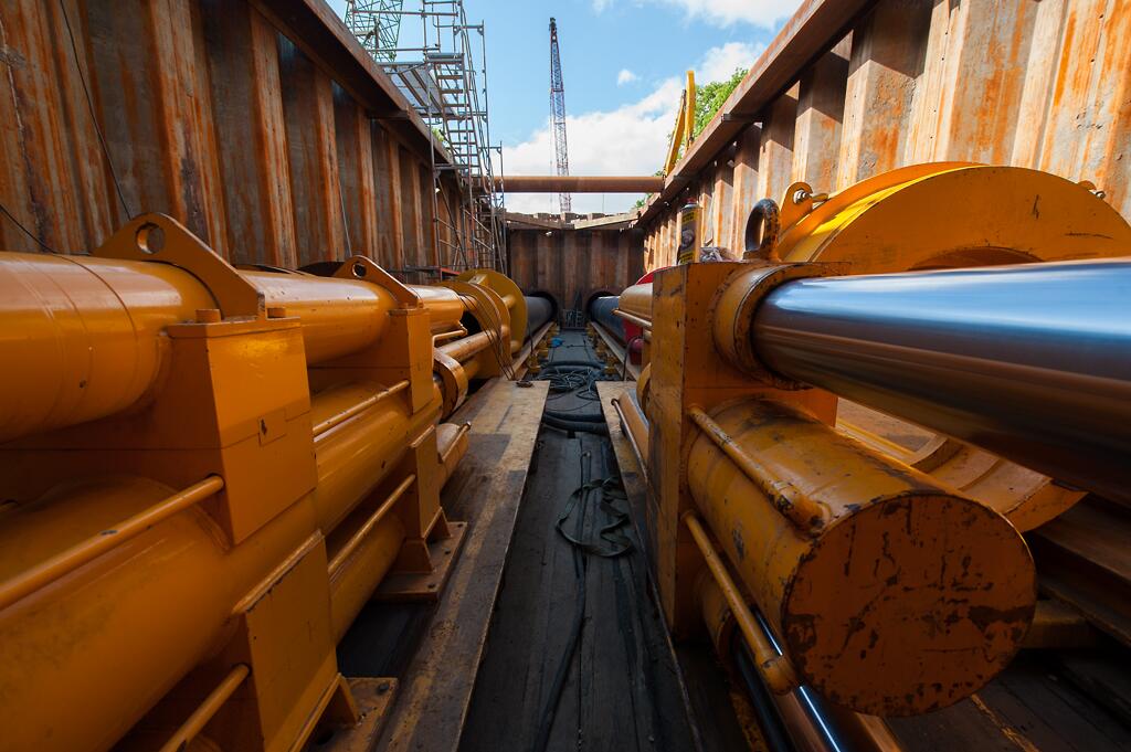 Perskuip Hogenbanweg Rotterdam. 'Leiding over Noord' is een ondergronds warmtetransport vanaf afval- en energiecentrale AVR in Rozenburg naar Rotterdam. Foto's: Eneco