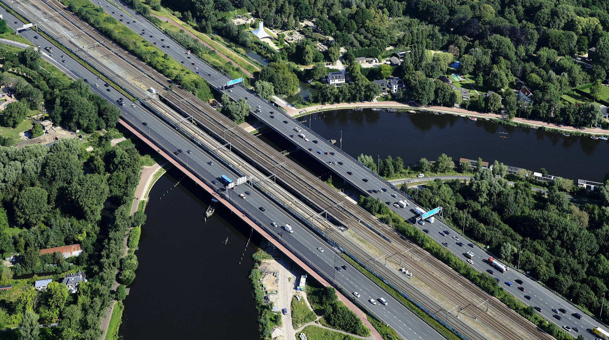 Luchtfoto van de A10 Zuid met de Rozenoordbrug, door een bouwteam enkele jaren geleden versterkt. Foto: Zuidasdok