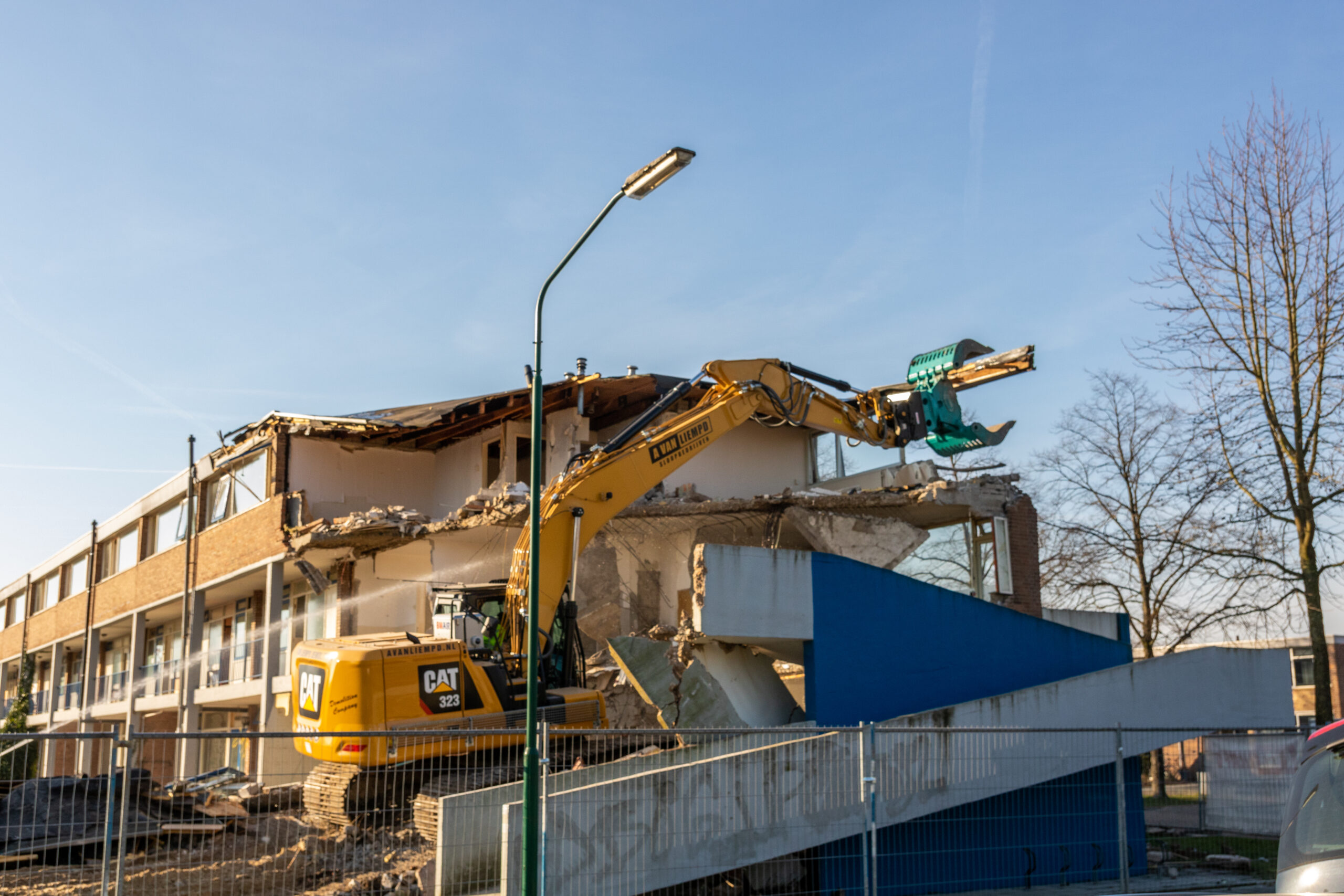 Een complex in Dongen wordt gesloopt om plaats te maken voor nieuwe woningen. Foto: EnriqueDCorral/Shutterstock