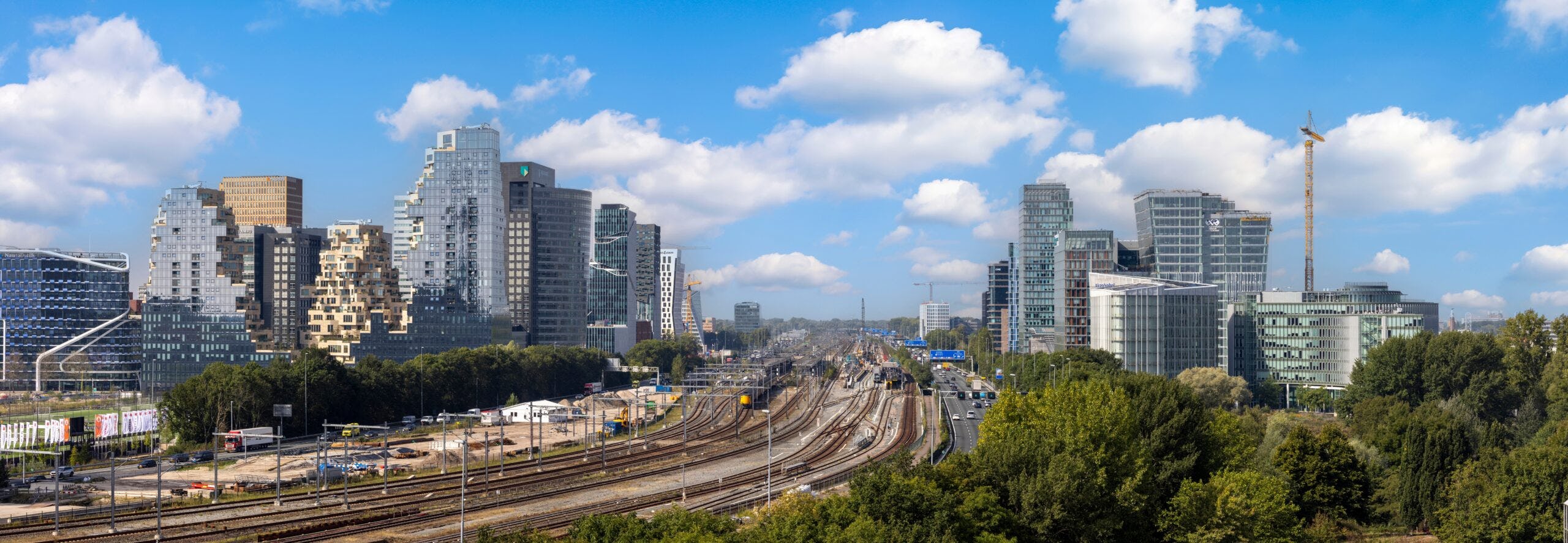 De Zuidas blijft een gewilde locatie voor kantoren, maar veel andere locaties in de stad hoeven niet meer te rekenen op nieuwbouwplannen. Foto: Shutterstock