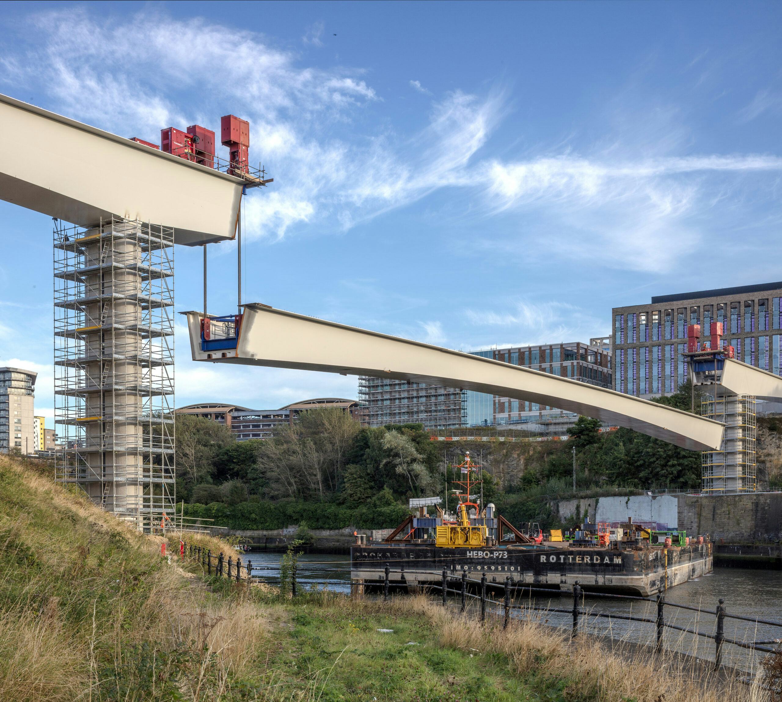 De 105 meter lange hoofdoverspanning wordt met strandjacks naar boven getakeld. Foto: Mammoet