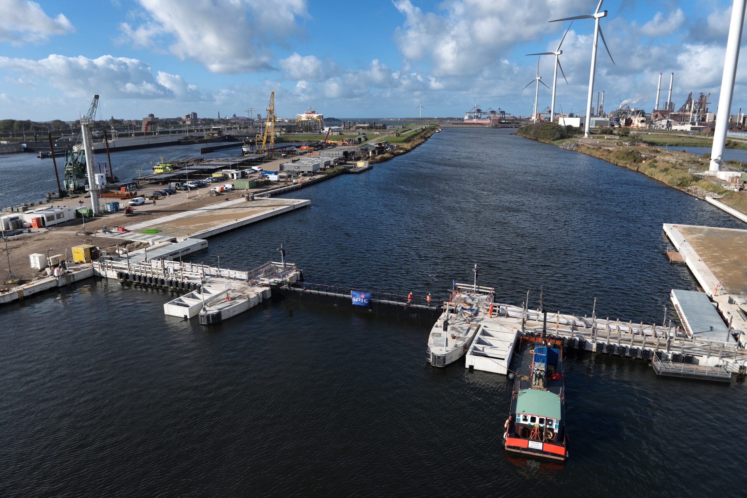 Drone-opname van de zoutdam kort na installatie van de zakdeur in oktober vorig jaar. Foto: Rijkswaterstaat