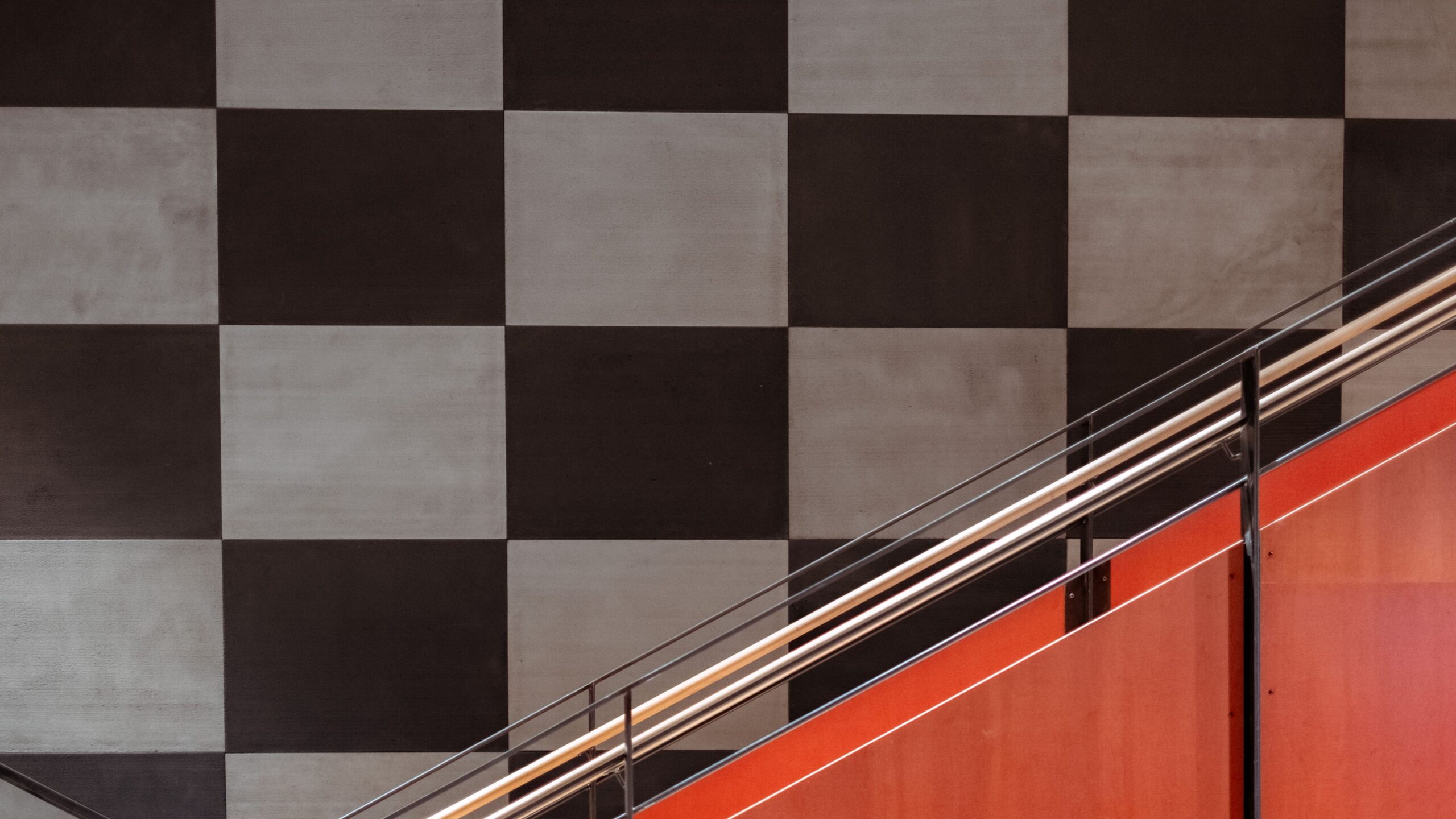 De koel- en verwarmingspanelen zijn onzichtbaar weggewerkt in de wand van het trappenhuis van het Pratermuseum in Wenen. Foto: Albaton
