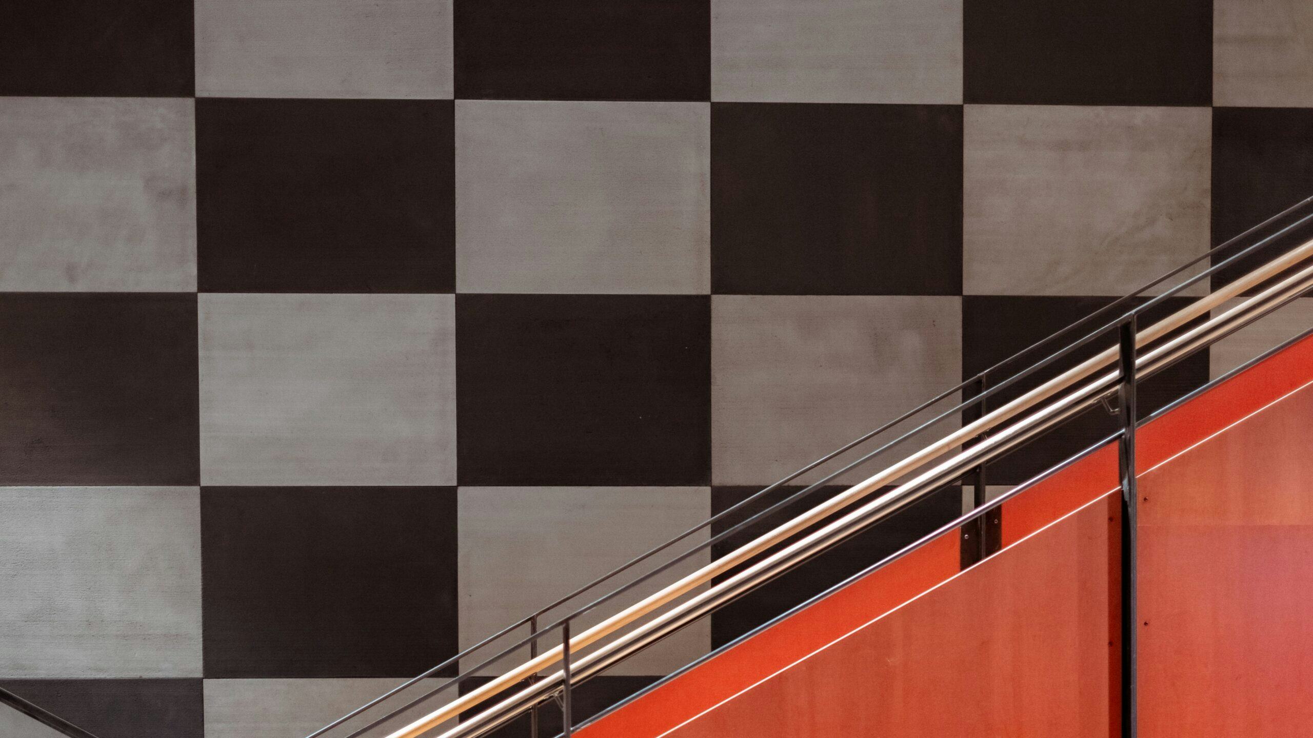 De koel- en verwarmingspanelen zijn onzichtbaar weggewerkt in de wand van het trappenhuis van het Pratermuseum in Wenen. Foto: Albaton