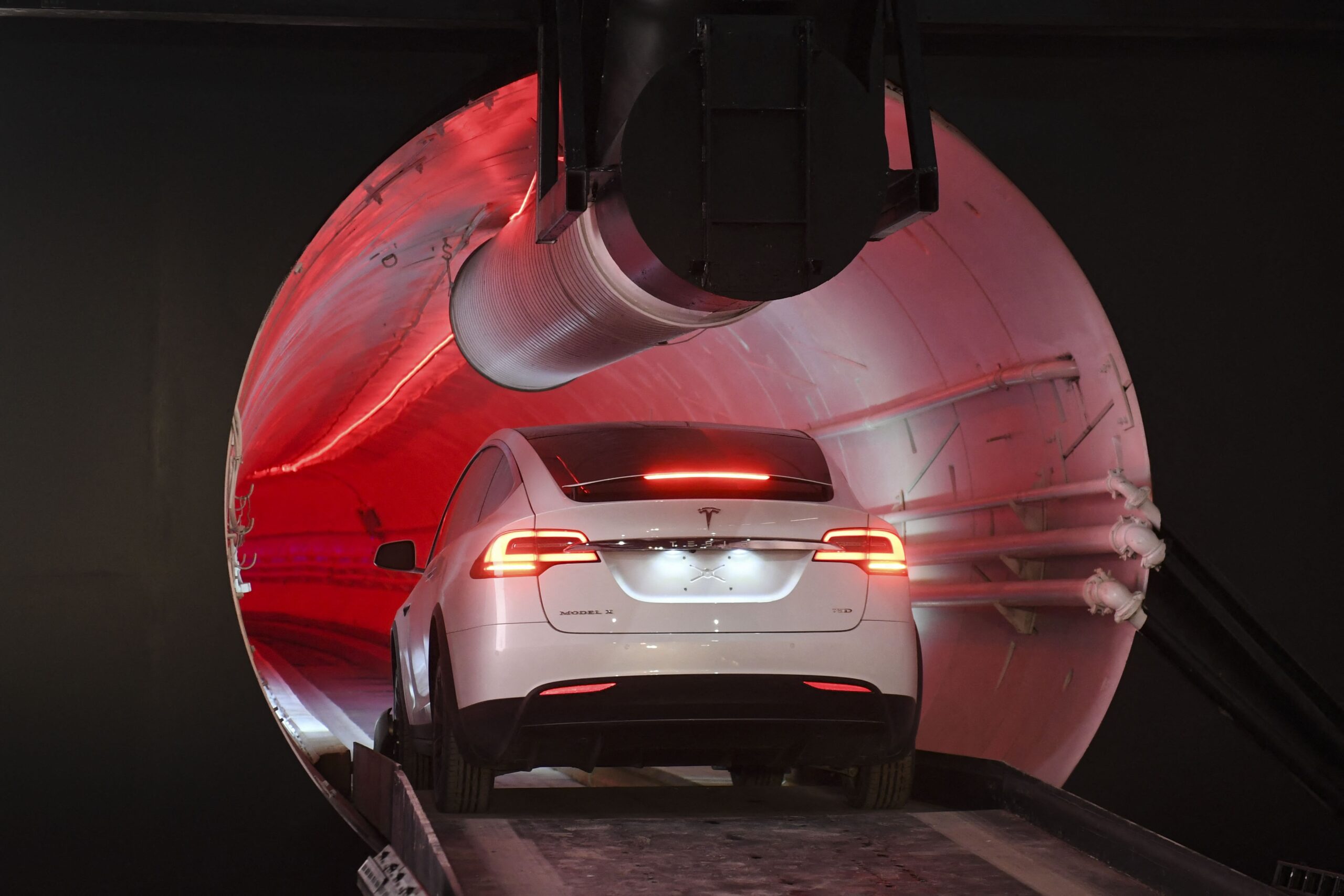 Een Tesla rijdt een nieuwe tunnel binnen van van The Boring Company. Met je eigen voertuig een tunnel rijden is niet toegestaan. Alleen Tesla's van de organisatie mèt chauffeur zijn toegestaan. Foto: AFP