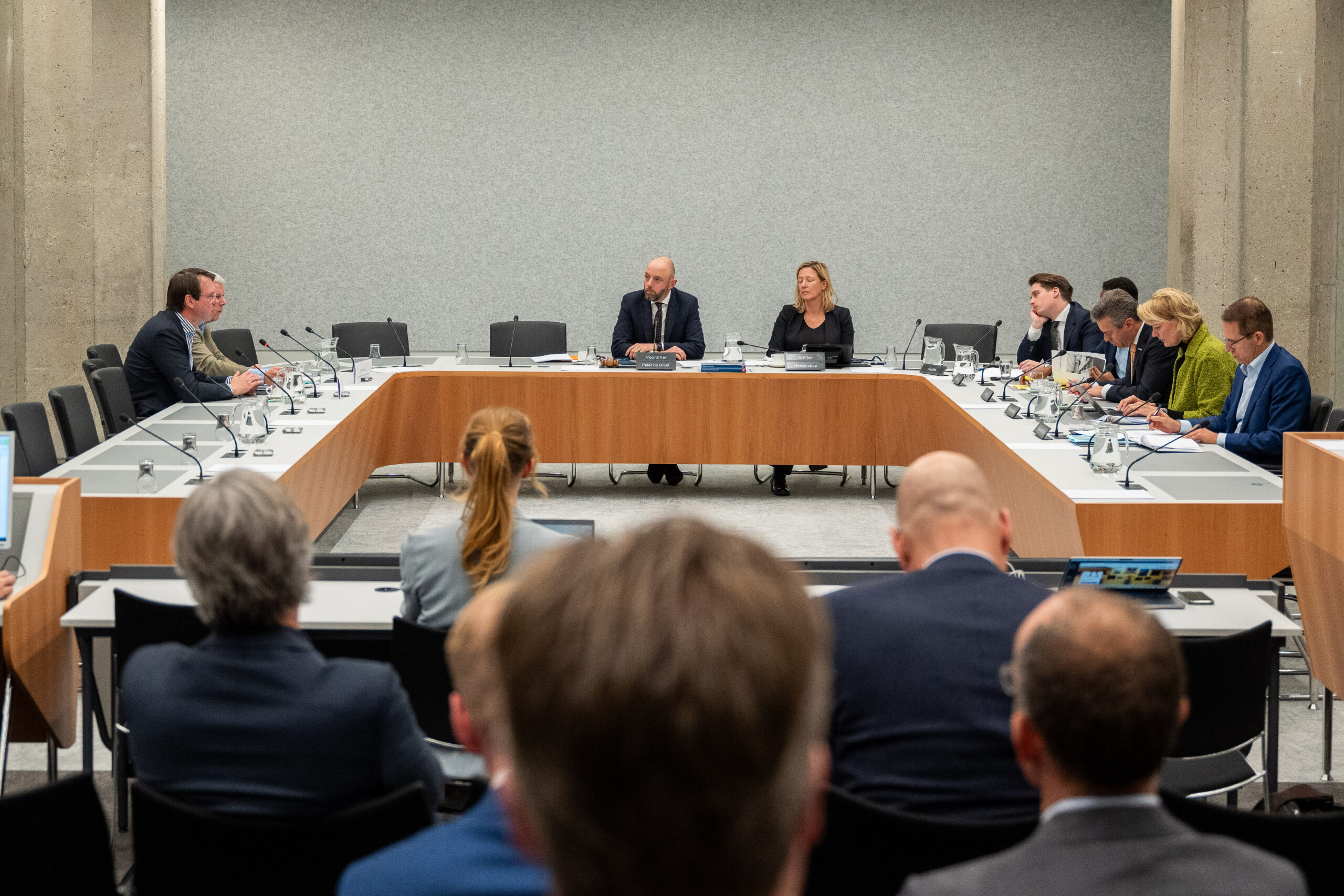 Opdrachtgevers en opdrachtnemers werden op 7 november bevraagd over aanbestedingen door de commissie van IenW. Foto: Tweede Kamer der Staten-Generaal (licentie CC-BY-NC 4.0)