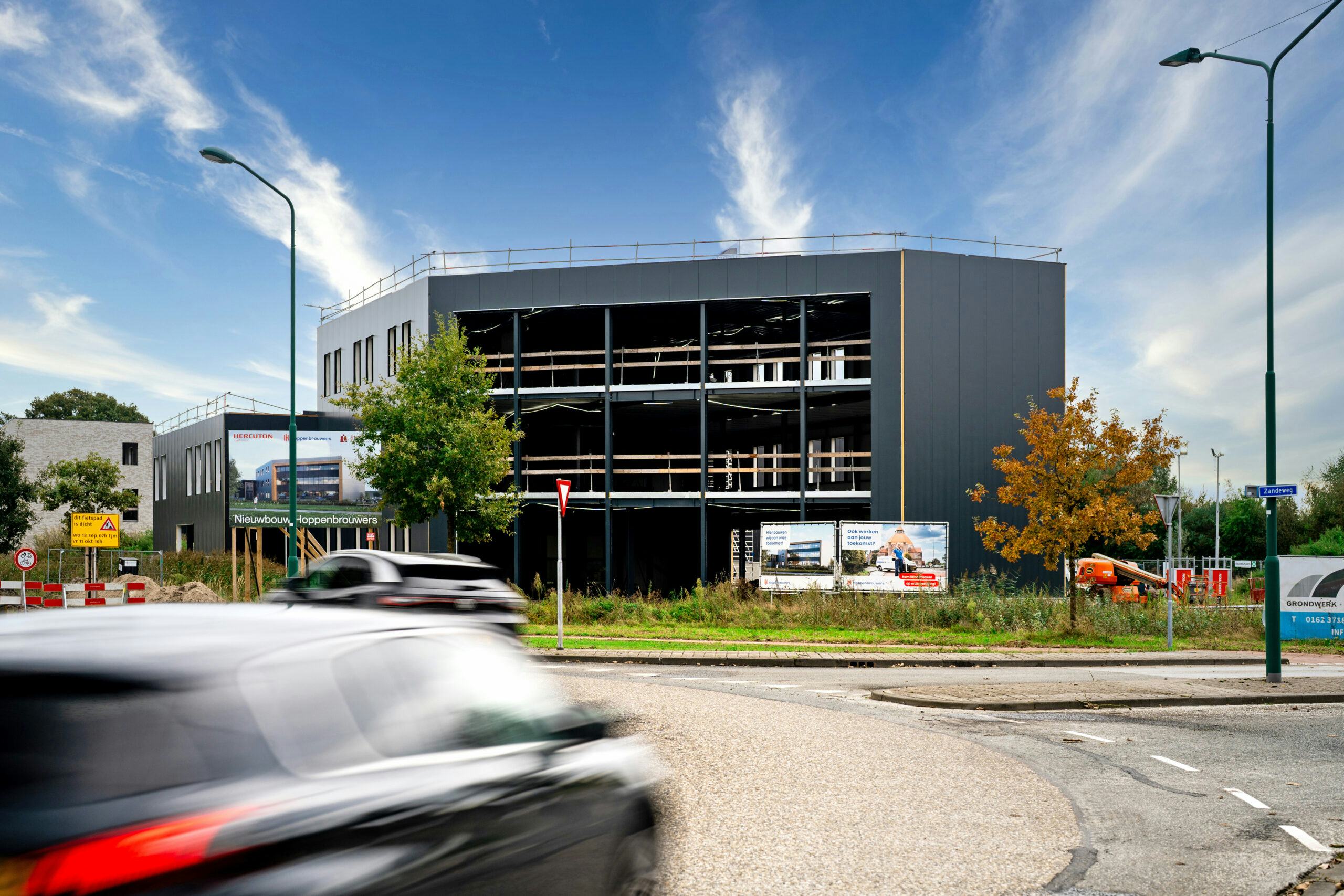 De vestiging van Hoppenbrouwers in Dongen in aanbouw in 2024.