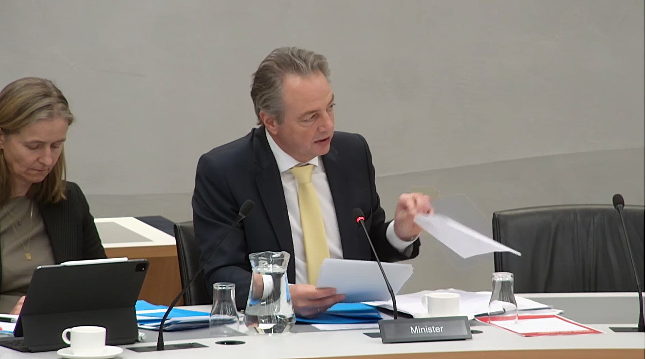 Minister Barry Madlener staat de commissie van Infrastructuur en Waterstaat te woord tijdens de eerste termijn op maandag 25 november. Foto: Cobouw