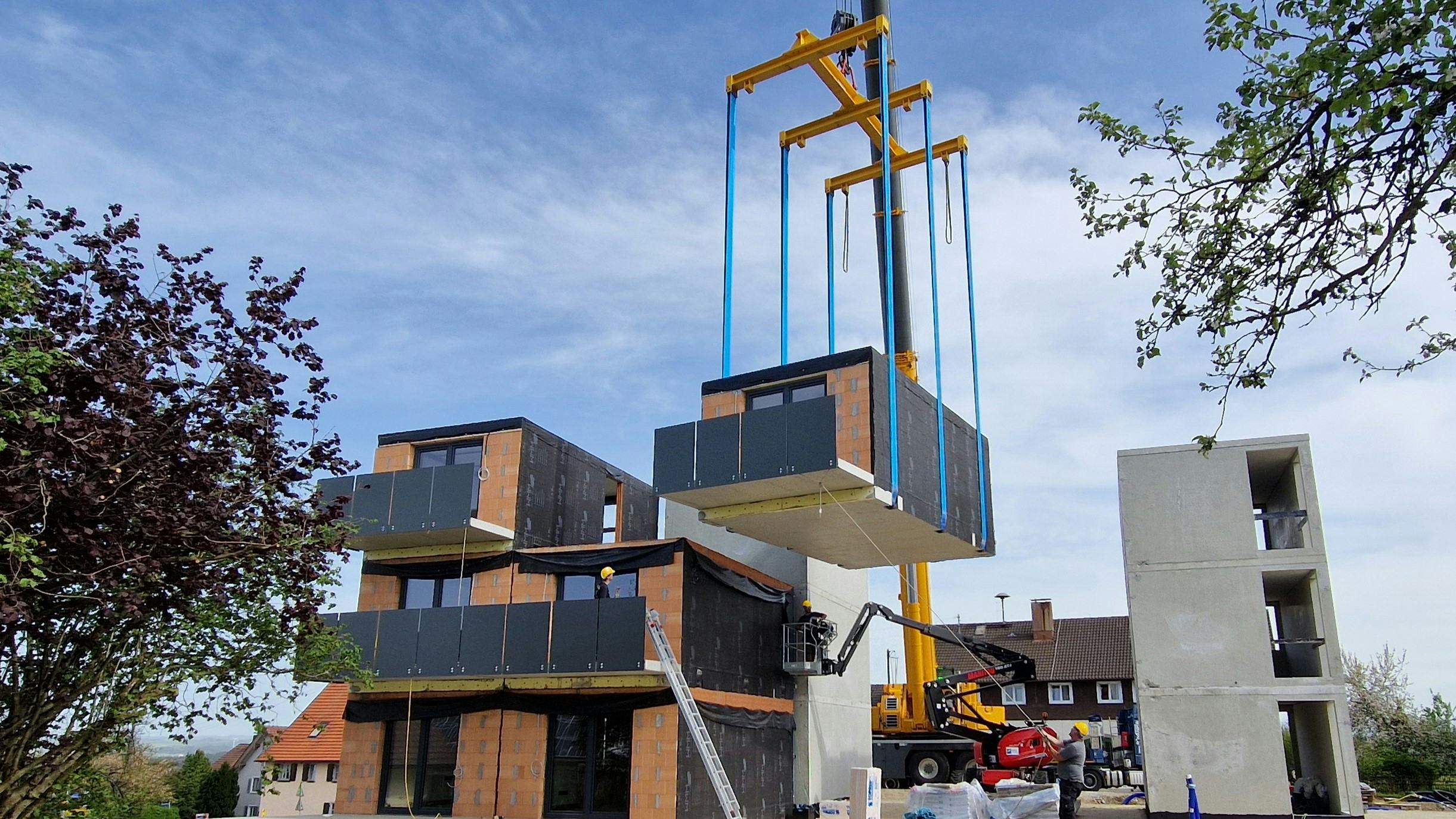 De woonmodules laten zich eenvoudig aaneenschakelen of stapelen tot grotere wooneenheden – tot zeven etages hoog. Beeld: WWM Modulbau