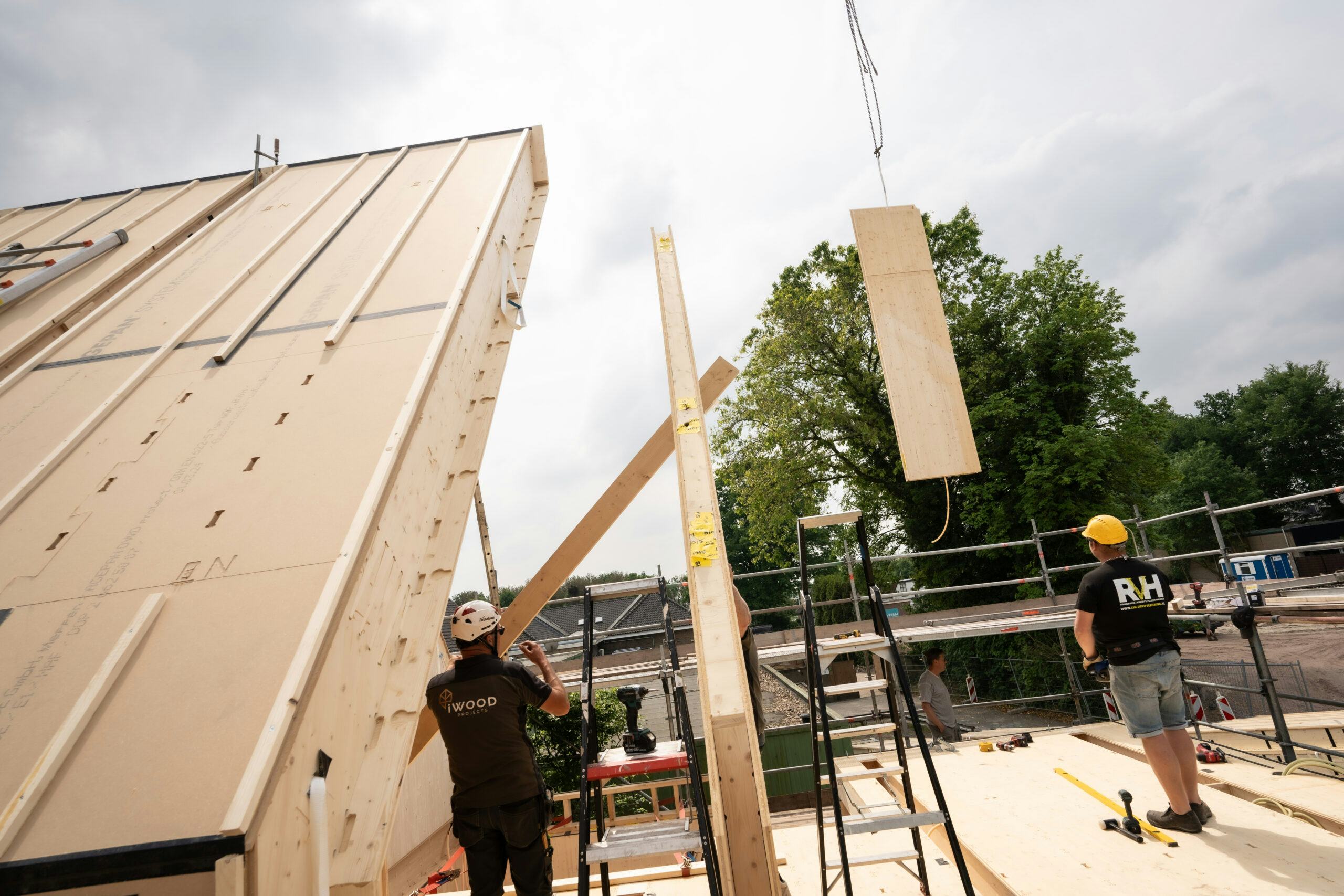 Schroefloze houten woning luchtdicht, dankzij uiterst precieze frees