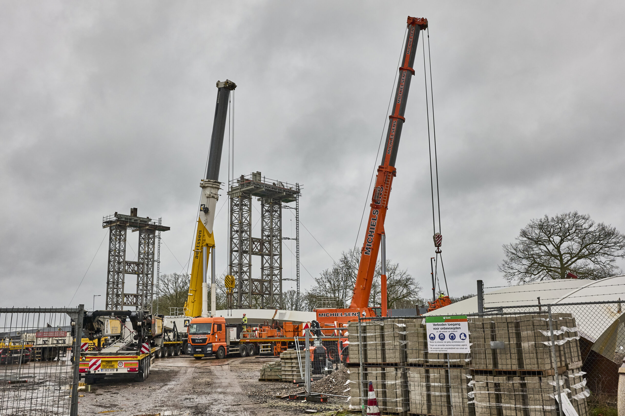 Met hijspunten dichter naar het zwaartepunt en andere verbeteringen wordt deze week een nieuwe poging ondernomen om de Nettelhorsterbrug in elkaar te zetten. Foto: Arjan Gotink