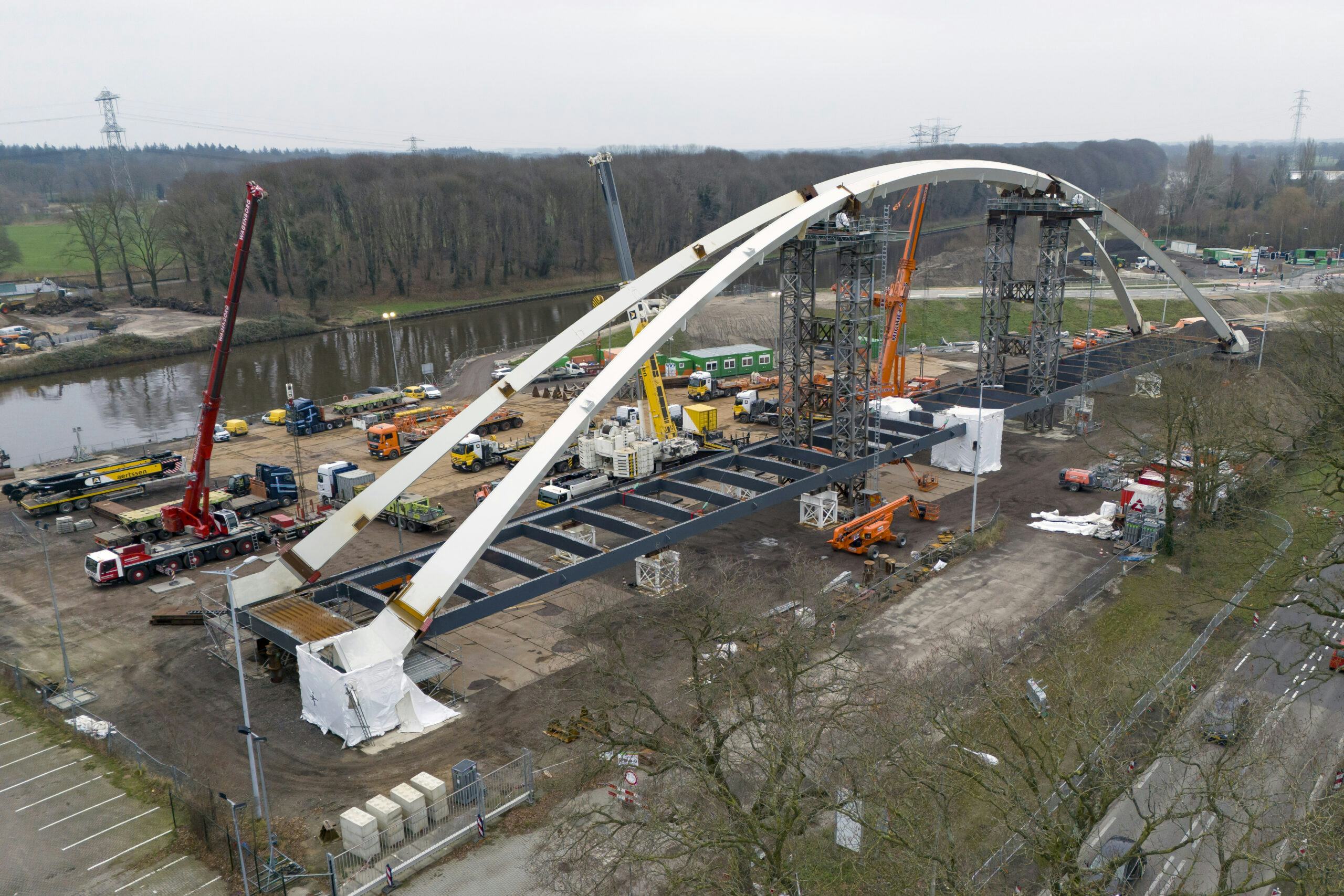 Het 175 ton zware sluitstuk van de Nettelhorsterbrug bij Lochem is vrijdag op zijn plek gelegd. Foto: APA 