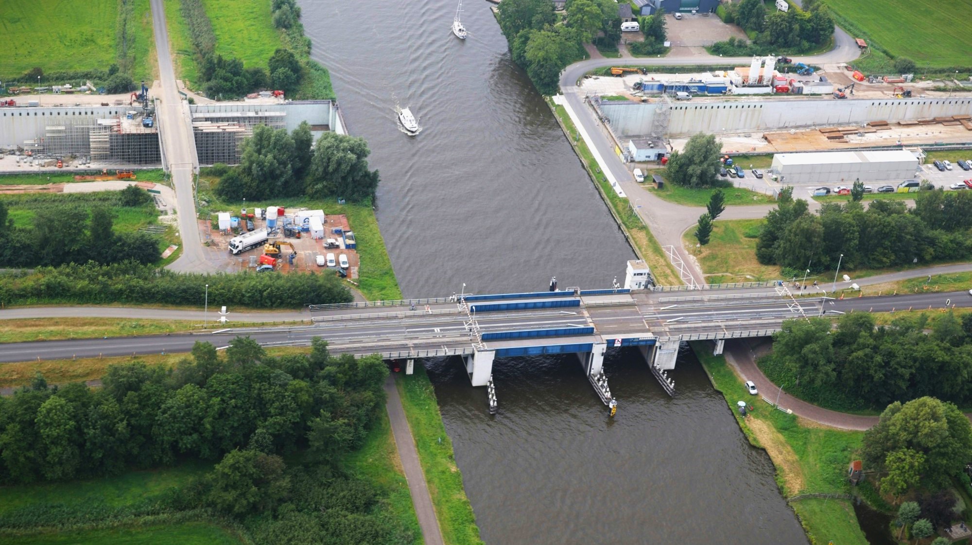 De brug bij Uitwellingerga in Friesland wordt vervangen als onderdeel van een portfolio. Foto: Rijkswaterstaat