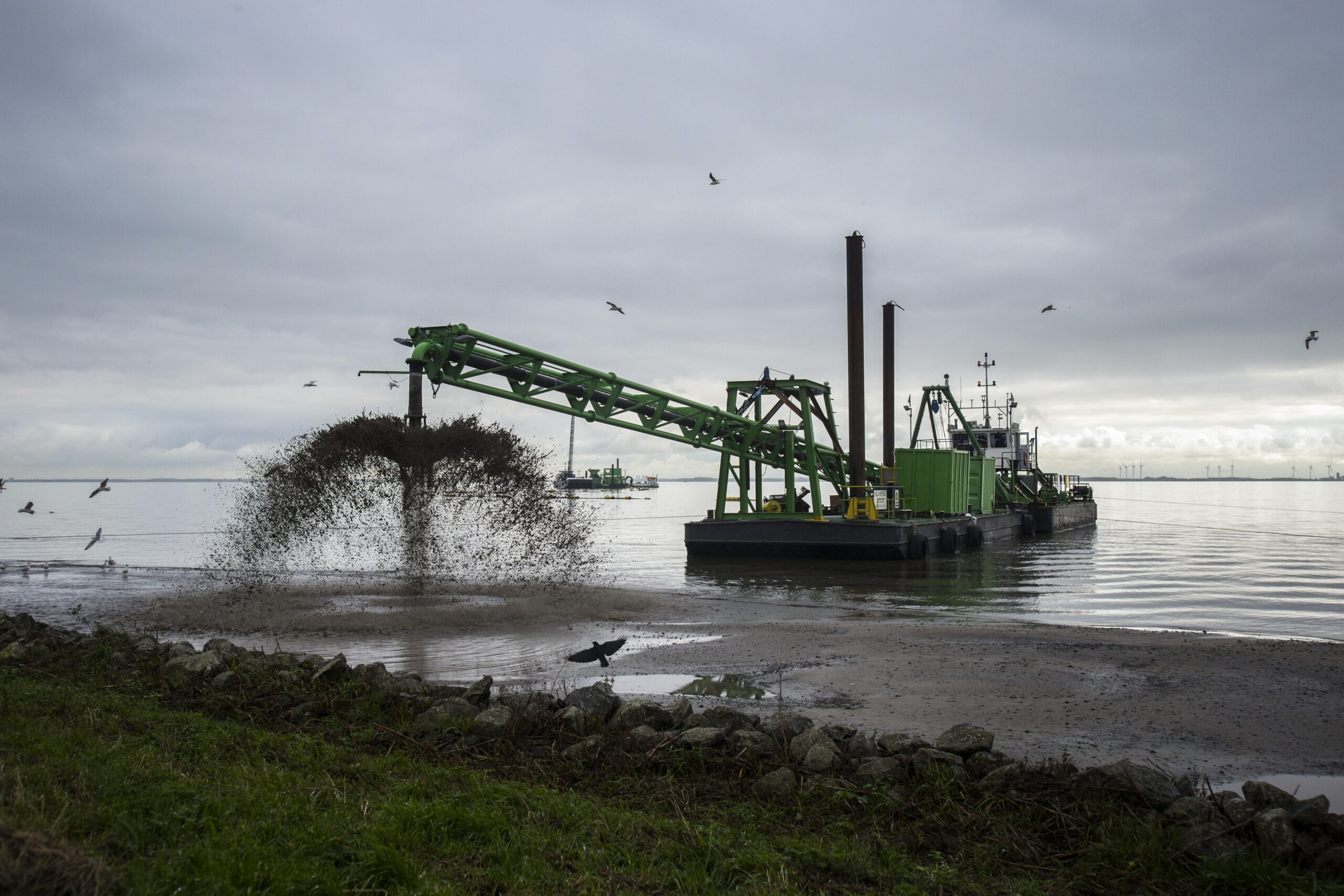 Sproeiponton Omega brengt laagjes aan van 50 centimeter dikte. Foto: Eran Oppenheimer