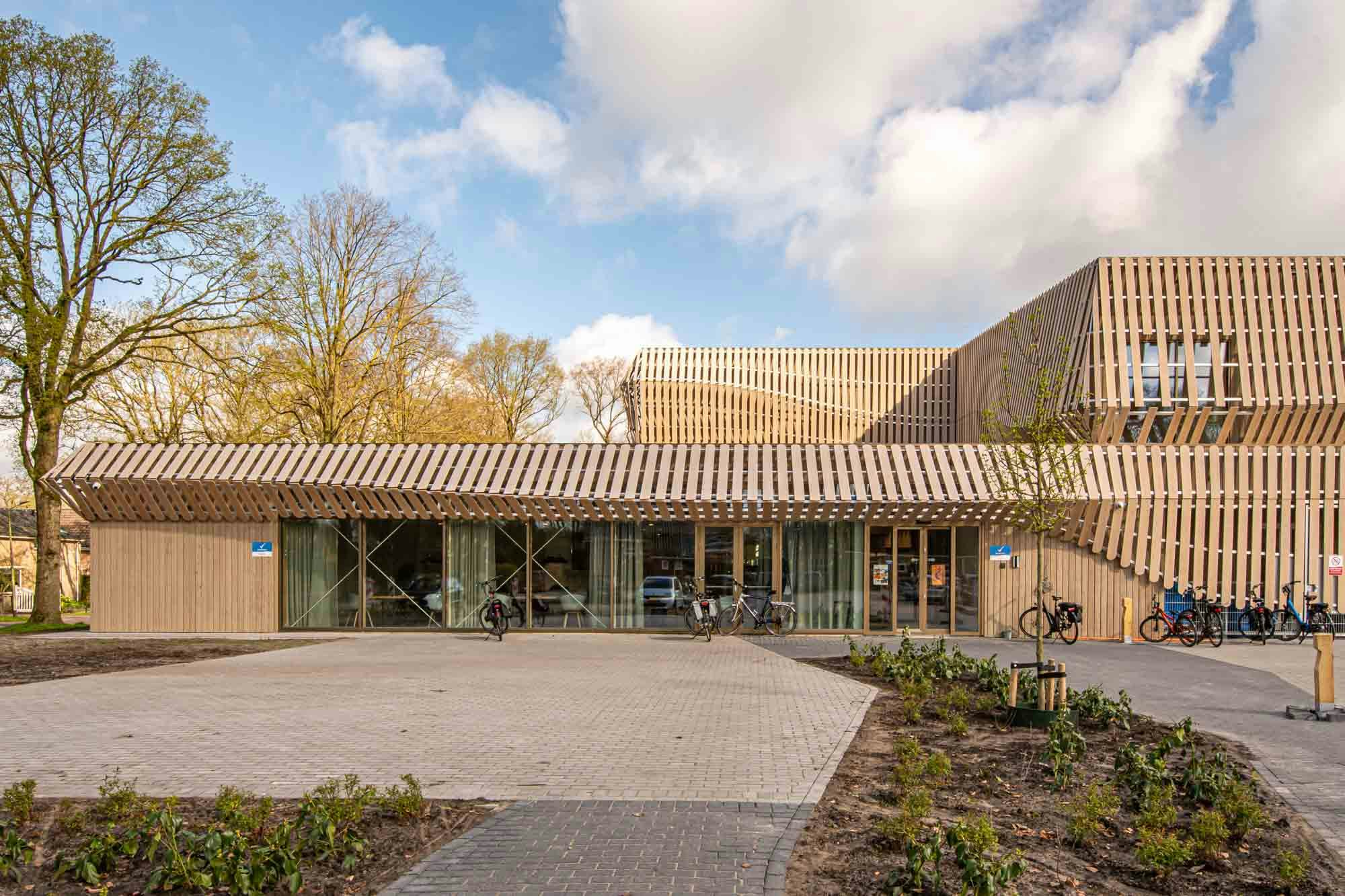 Innovatieve gevelbekleding met duizenden houten luifellatten op maat