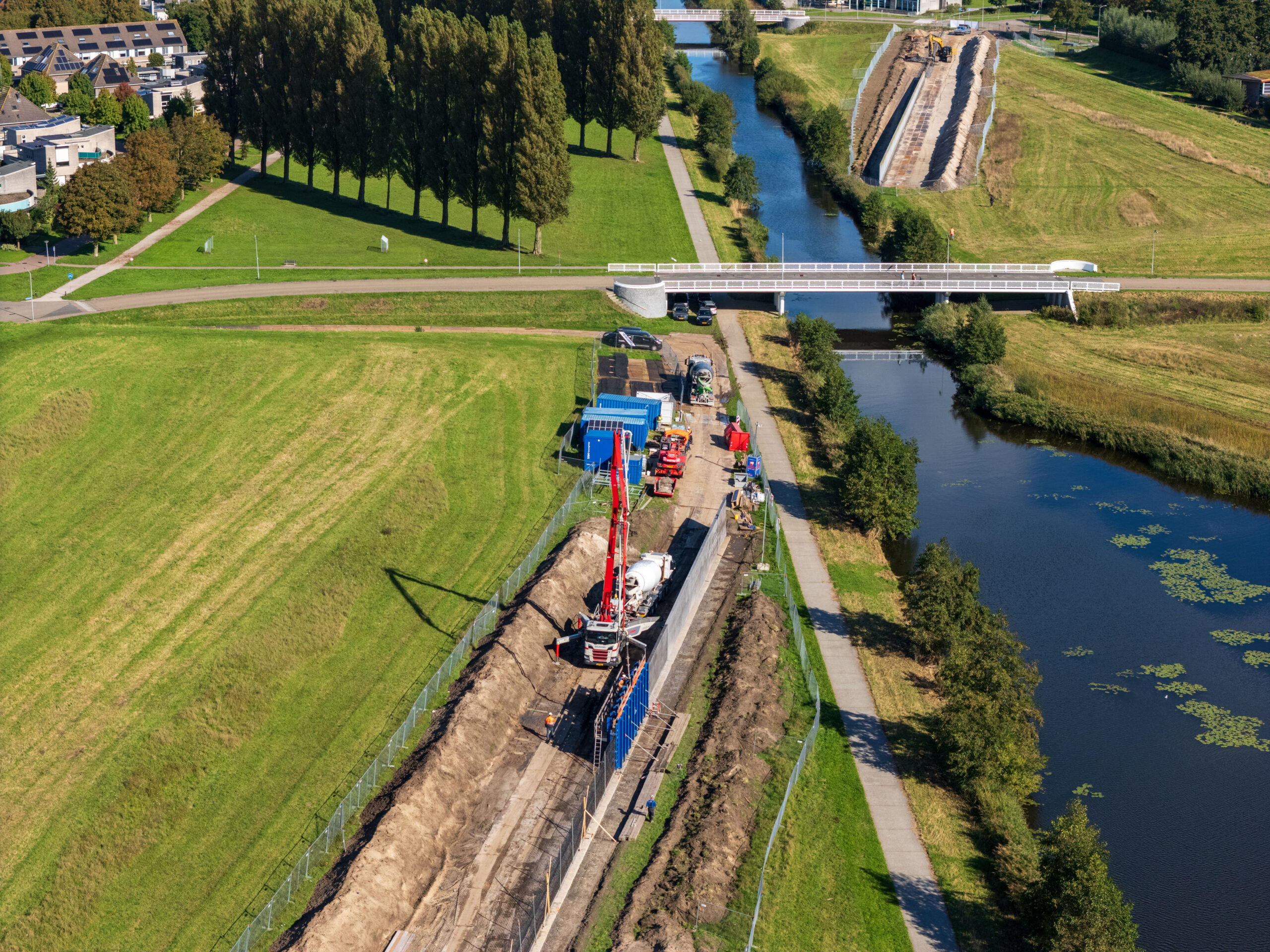 Sea Level bestaat uit twee betonnen wanden die het oude zeeniveau in de Flevopolder aangeven. Foto: Friso Civiel