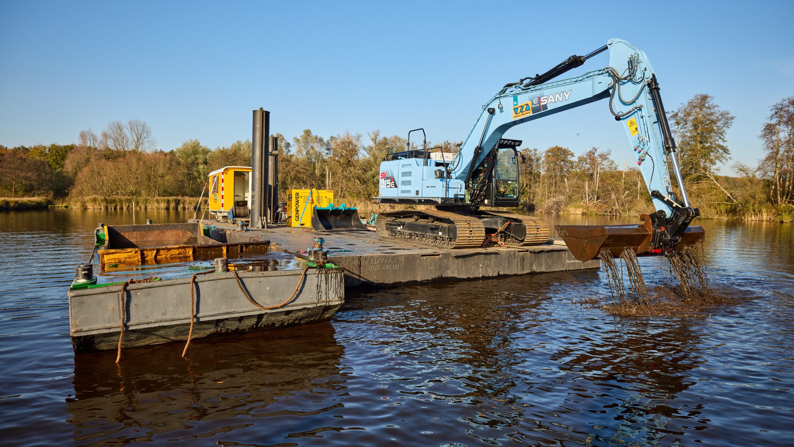 Op het Amstelveens water dobbert een ponton met daarop een zware draadkraan plus een accupakket. Foto: Verboomaasland