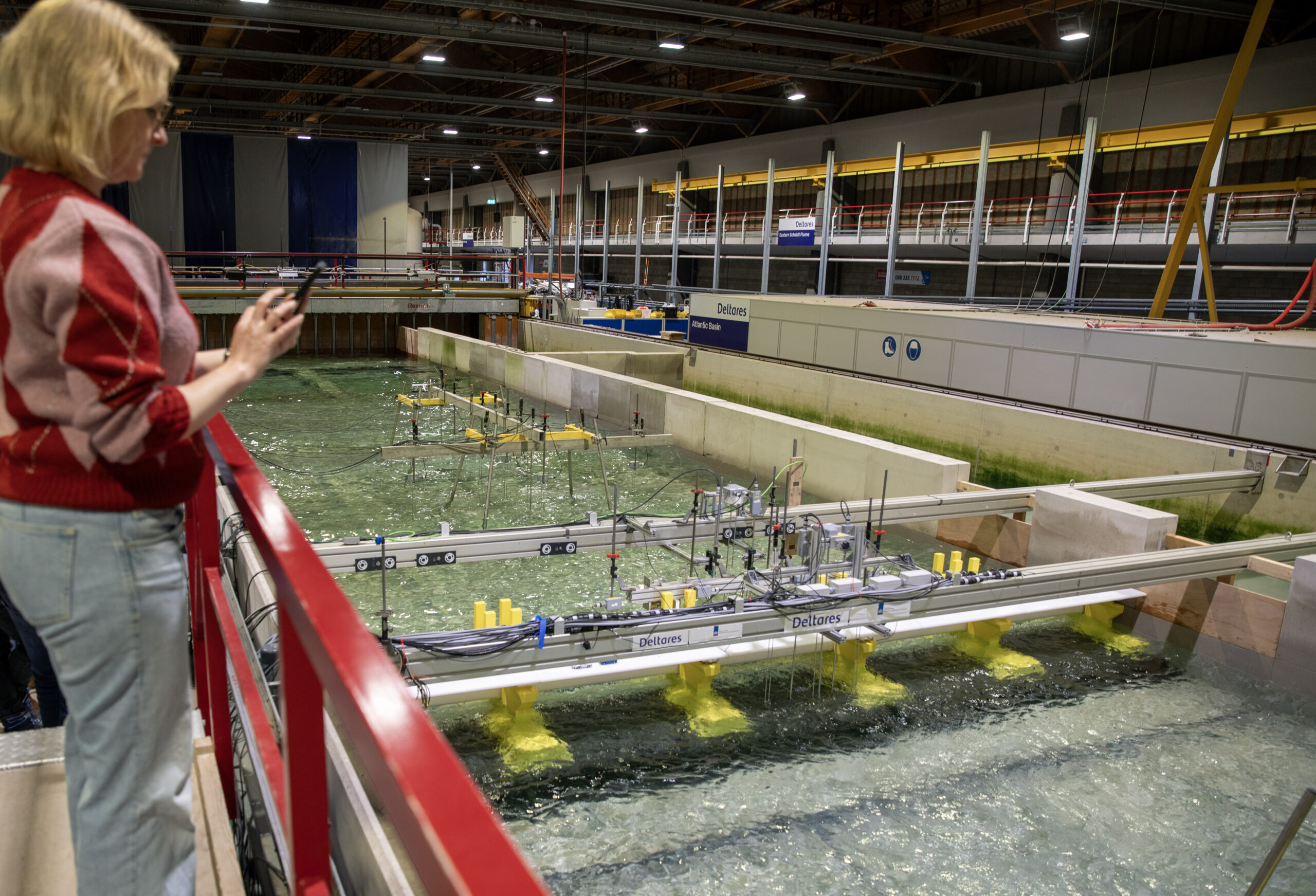 In het testbassin wordt een schaalmodel (1:40) van de Oosterscheldekering blootgesteld aan de zwaarste golven. Foto: Suzanne van de Kerk