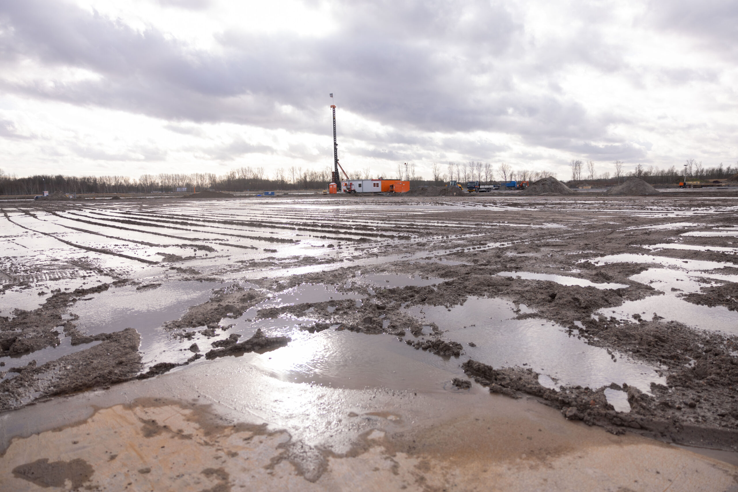 Op het bouwterrein aan de rand van Lelystad werd maandag de eerste paal geslagen. Foto: Bestseller