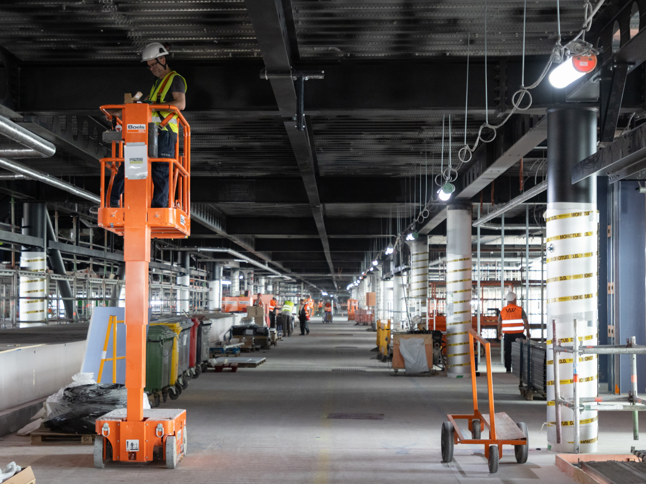 Bij de bouw van de A-pier zijn zo'n 150 onder- en onderonderaannemers betrokken. Een groot deel daarvan is verwikkeld in juridische procedures. Foto: Schiphol. 