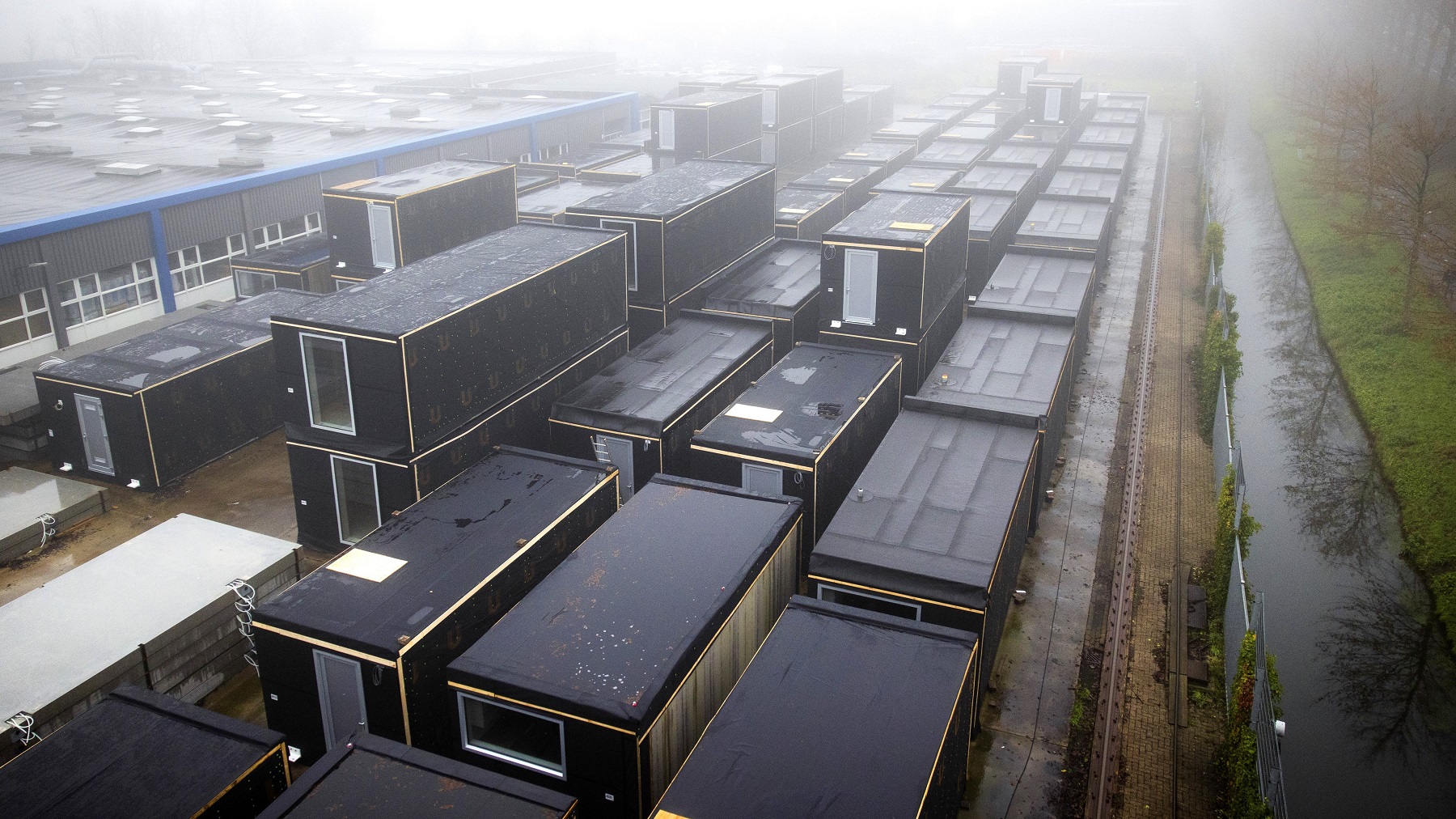 Modulaire woningen staan in opslag bij bouwbedrijf Ursem. Foto: ANP / Ramon van Flymen