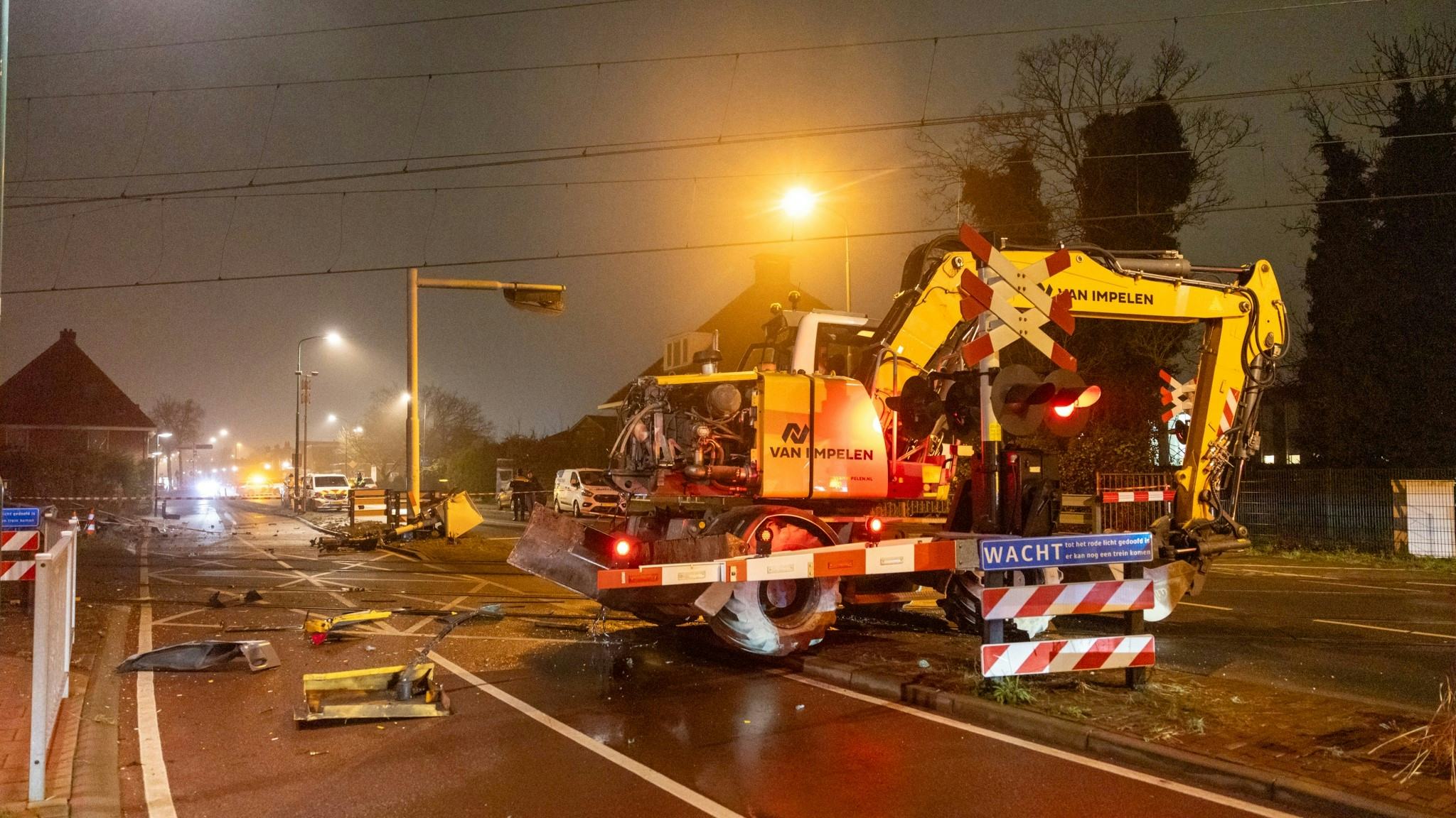 Door de aanrijding tussen een trein en een graafmachine van Van Impelen ligt op maandag 20 januari het treinverkeer tussen Utrecht Centraal en Driebergen-Zeist stil. Foto: Menno Bausch/ANP