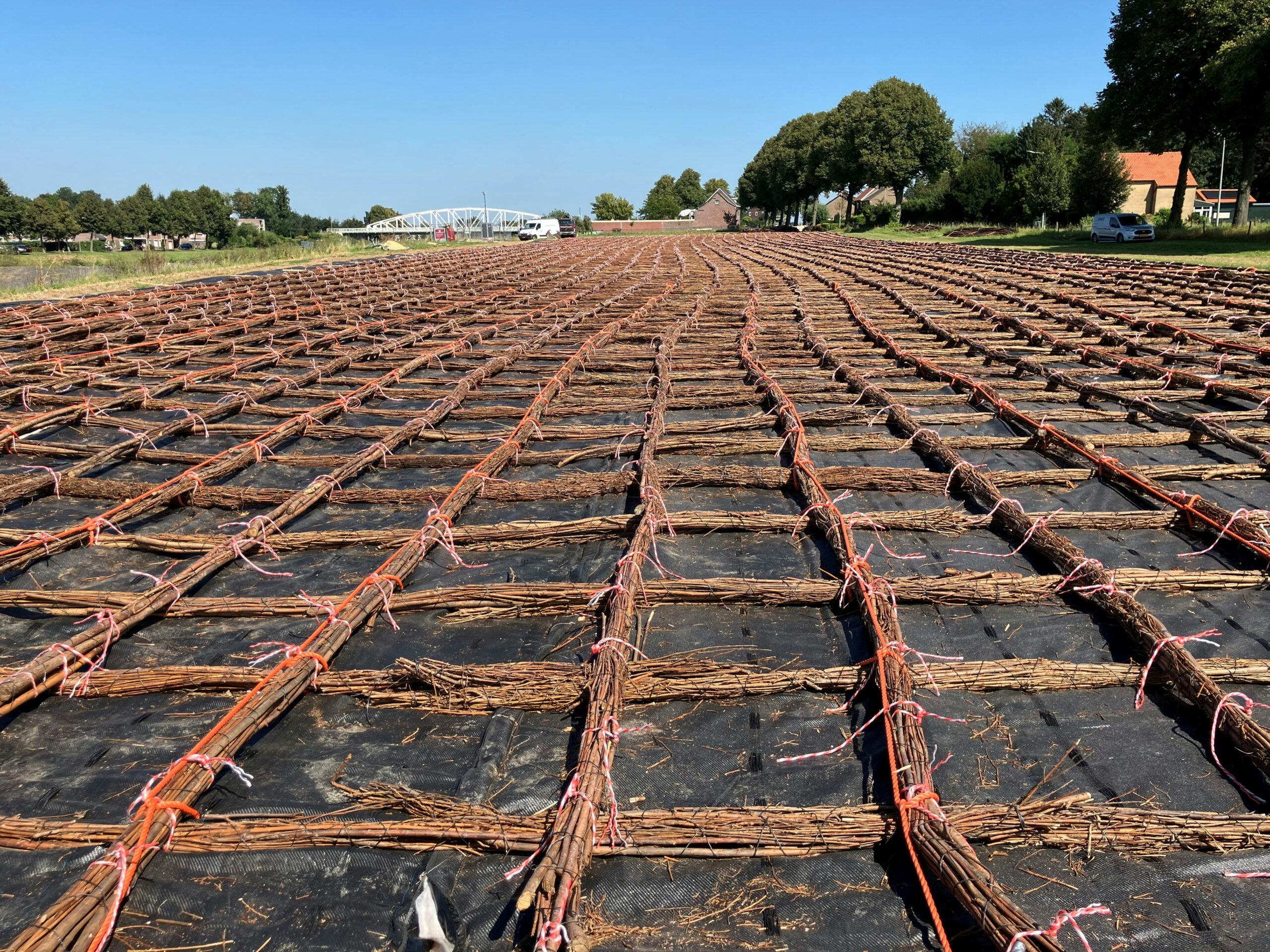 Om het laatste stuk van het Julianakanaal droog te kunnen zetten is bij Berg een tijdelijke dam gebouwd, die is bekleed met zinkstukken en afgestort met breuksteen. Foto: Rijkswaterstaat. 