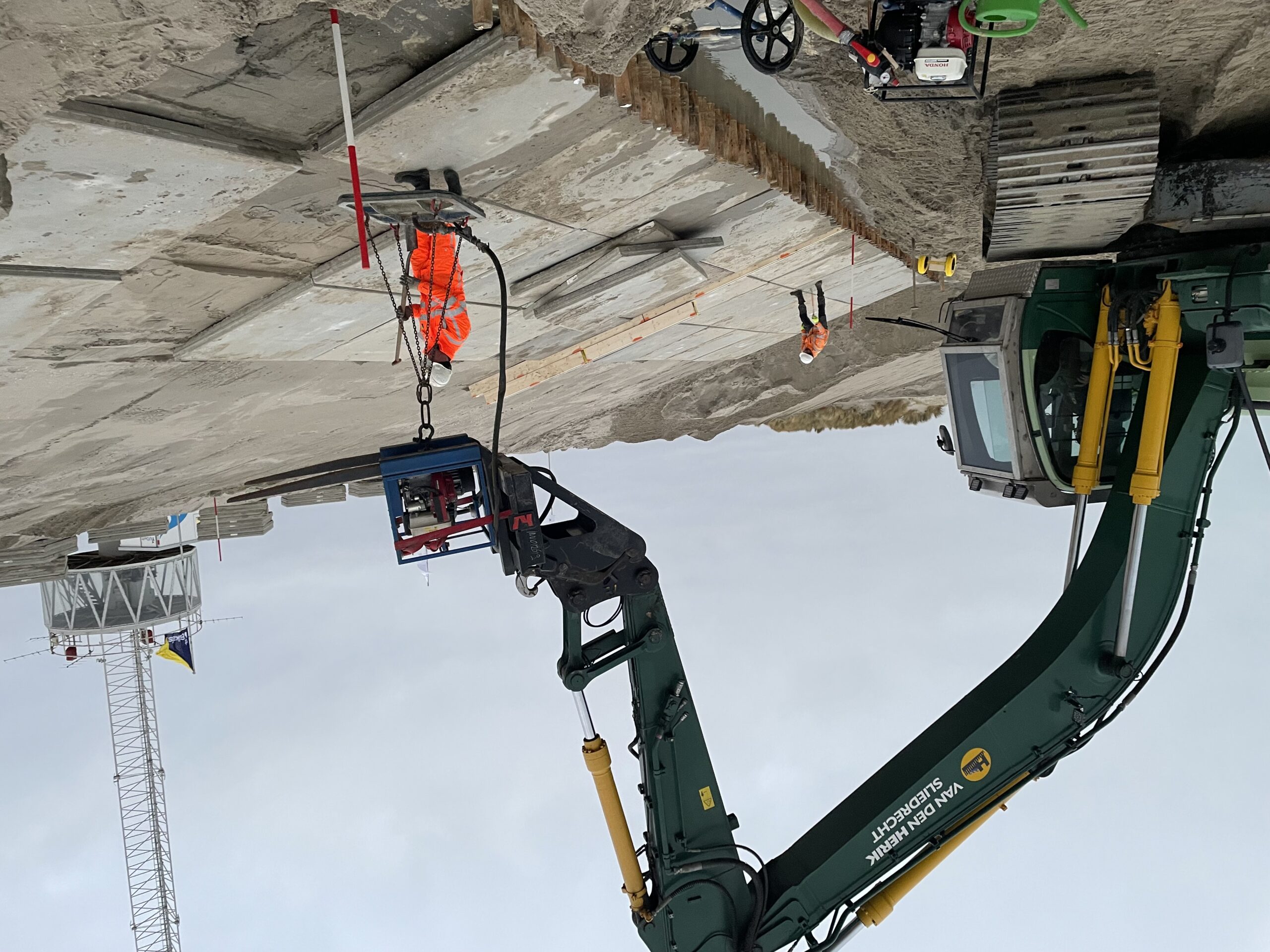 Aanleg van het hybride proefduin op de Zandmotor. Foto: TU Delft