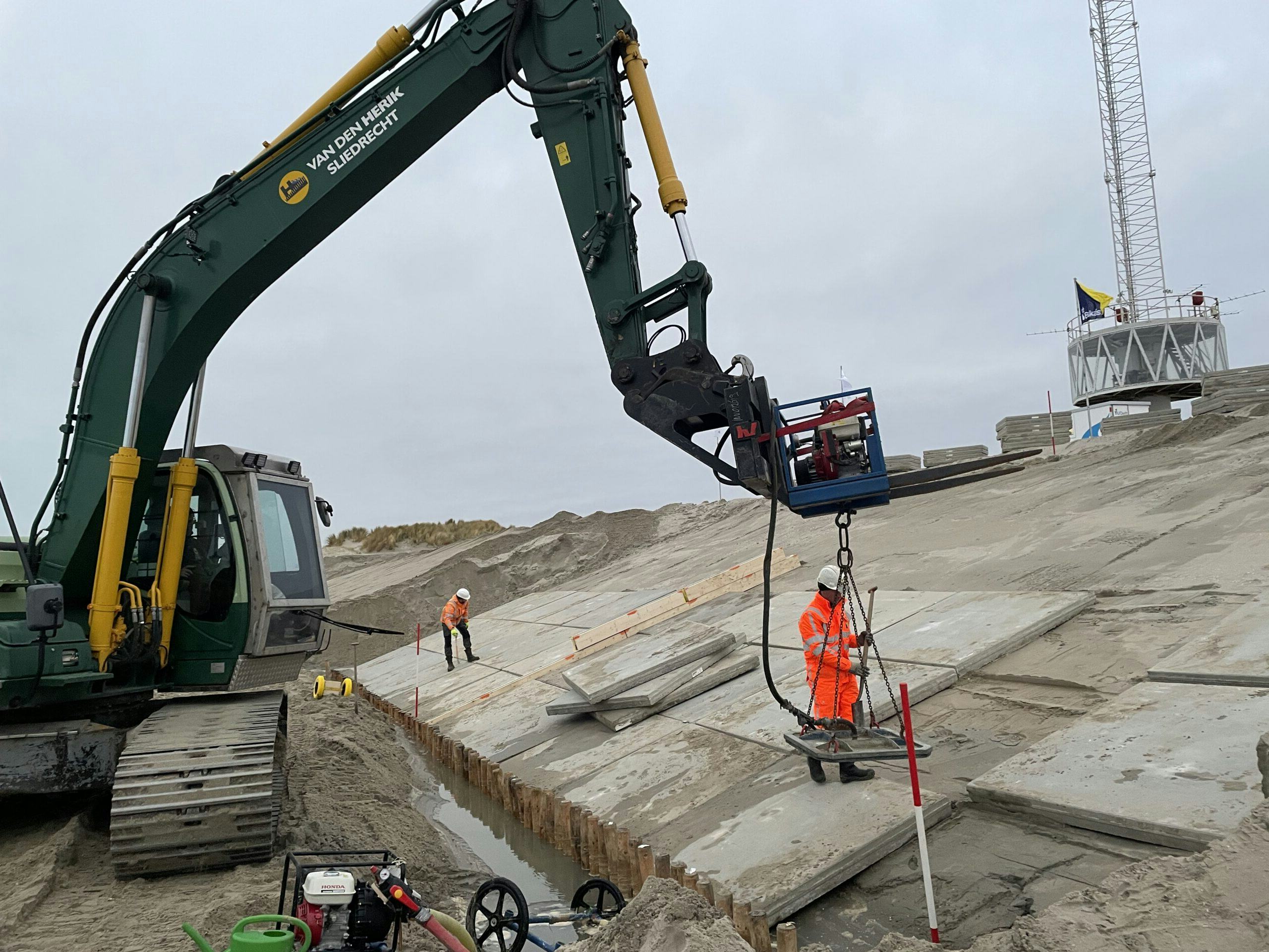 Aanleg van het hybride proefduin op de Zandmotor. Foto: TU Delft
