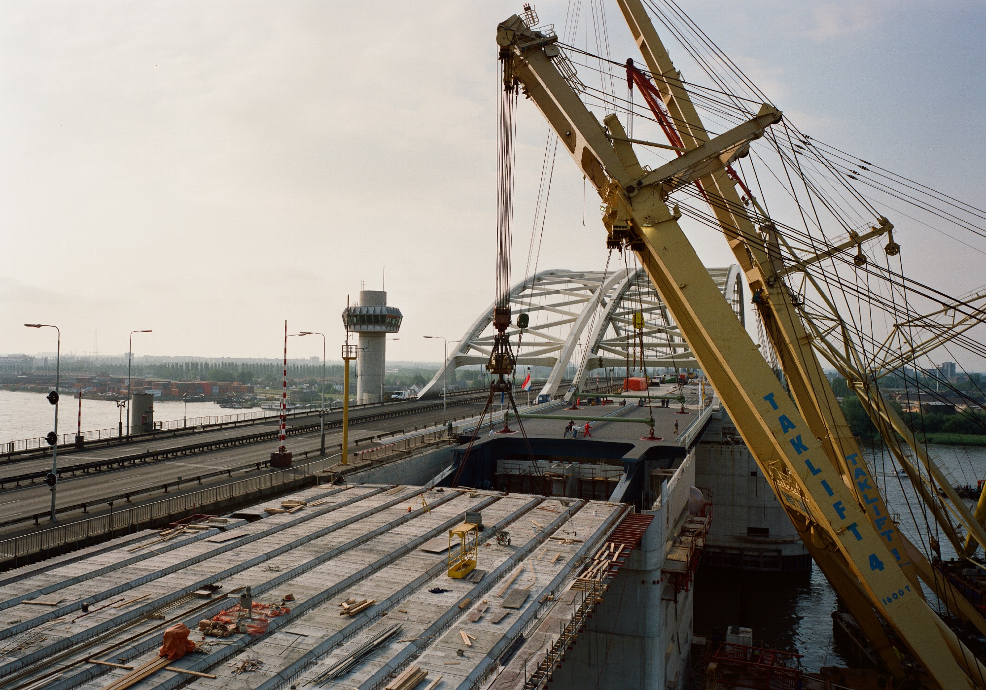 De Brienenoordbrug is na een mislukte aanbesteding opgesplitst in aparte deelcontracten om de risico's beter te verdelen. Foto: Rijkswaterstaat / Bart van Eyck (1989) 
