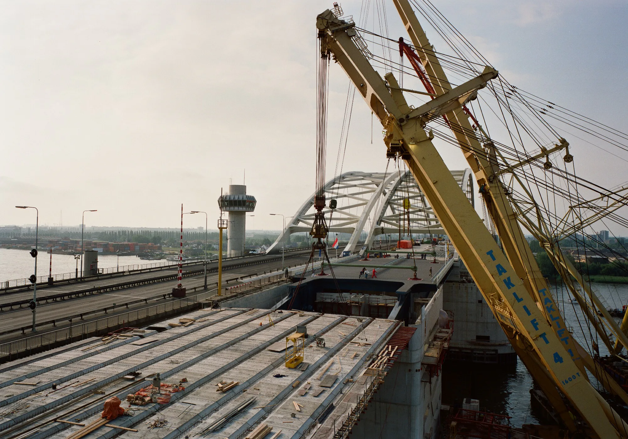 De Brienenoordbrug is na een mislukte aanbesteding opgesplitst in aparte deelcontracten om de risico's beter te verdelen. Foto: Rijkswaterstaat