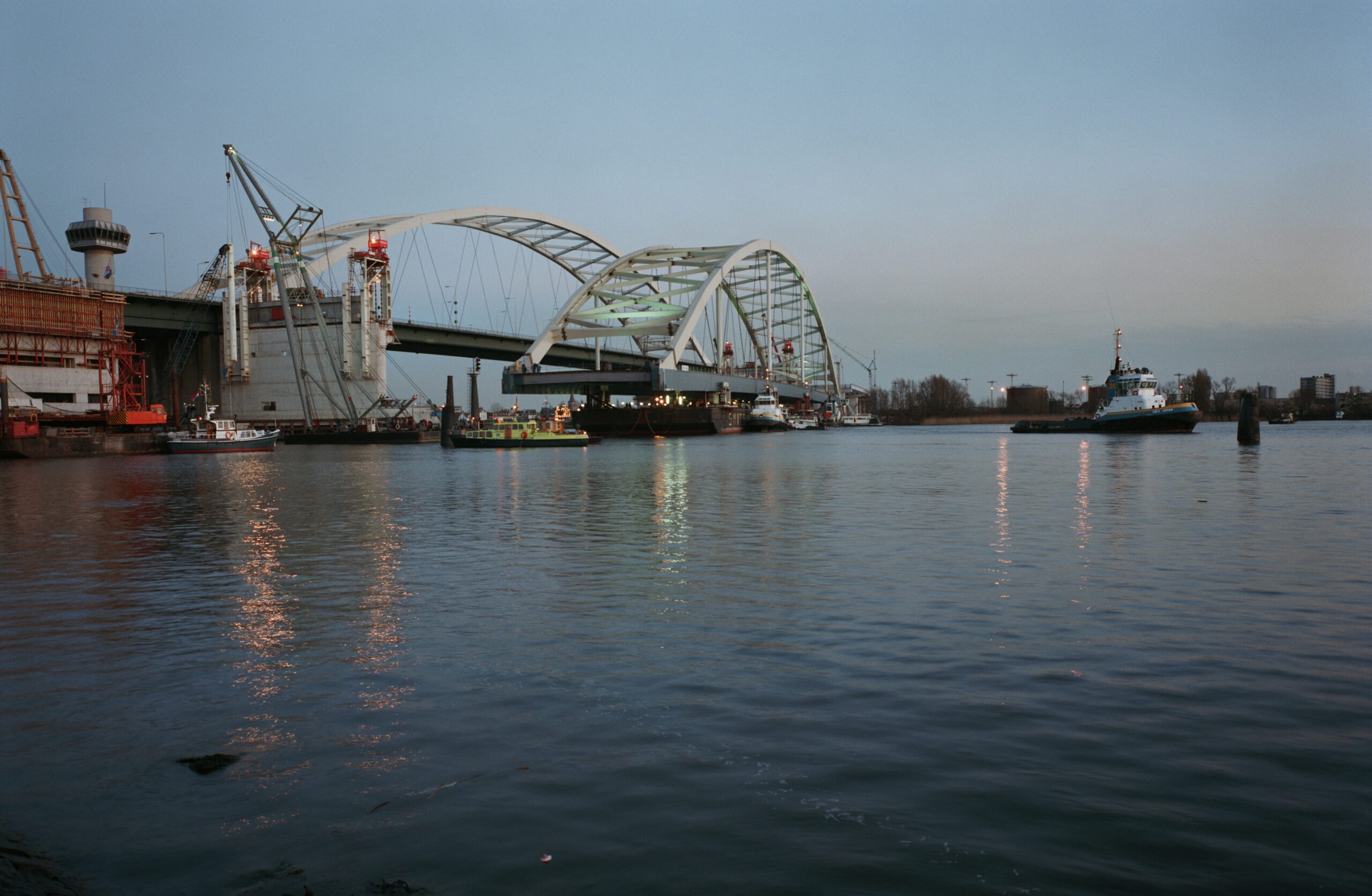 Het invaren van de westboog van de Van Brienenoordbrug in februari 1989. Het is de bedoeling deze boog in 2030 te vervangen door een compleet nieuw exemplaar. Foto: Beeldarchief RWS