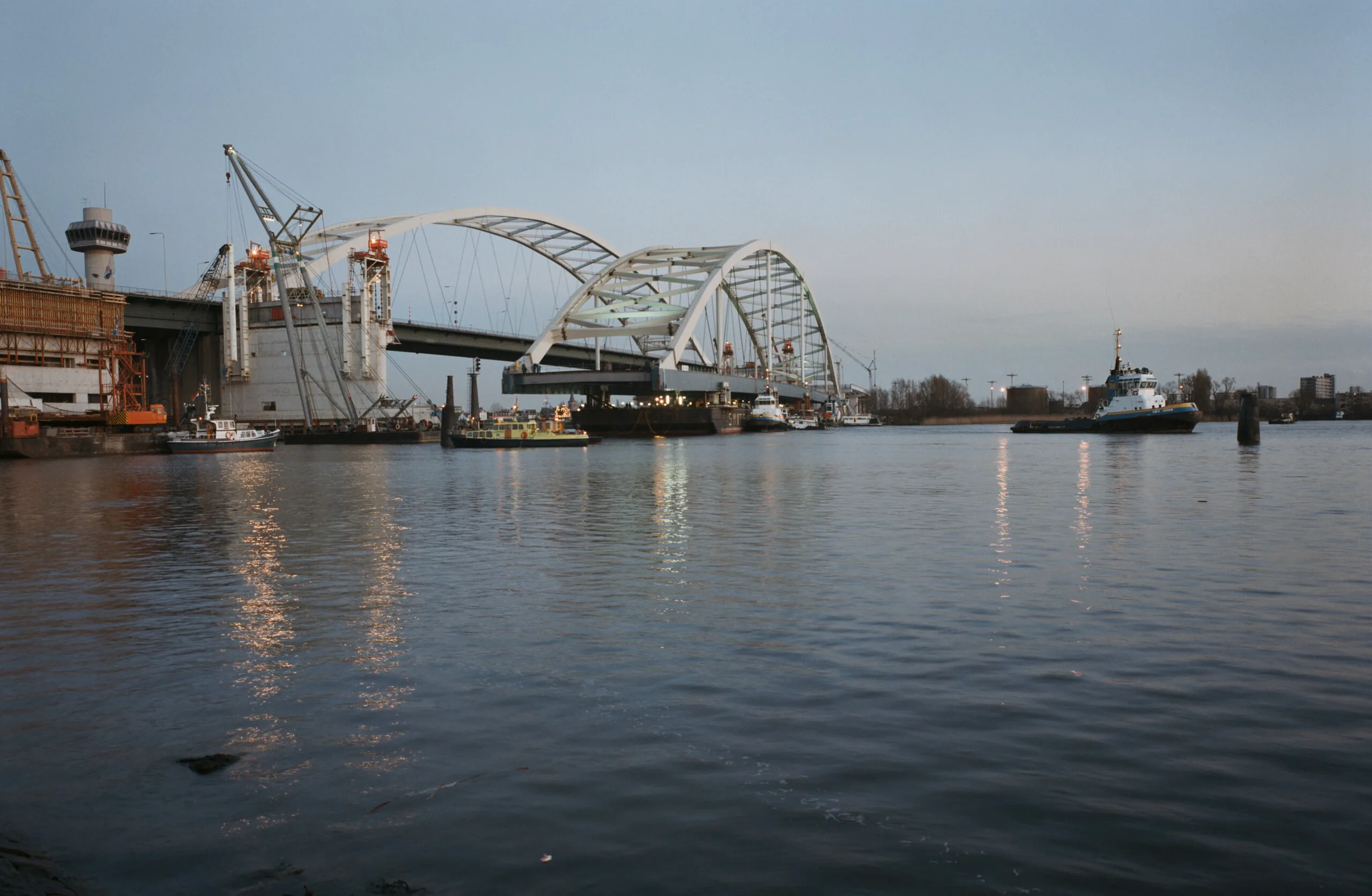 De westboog van de Van Brienenoordbrug werd in 1989 ingevaren. Hij wordt komende jaren vervangen door een hagelnieuw exemplaar en keert na renovatie en versterking terug in de plaats van de oostboog. Foto: Beeldarchief RWS